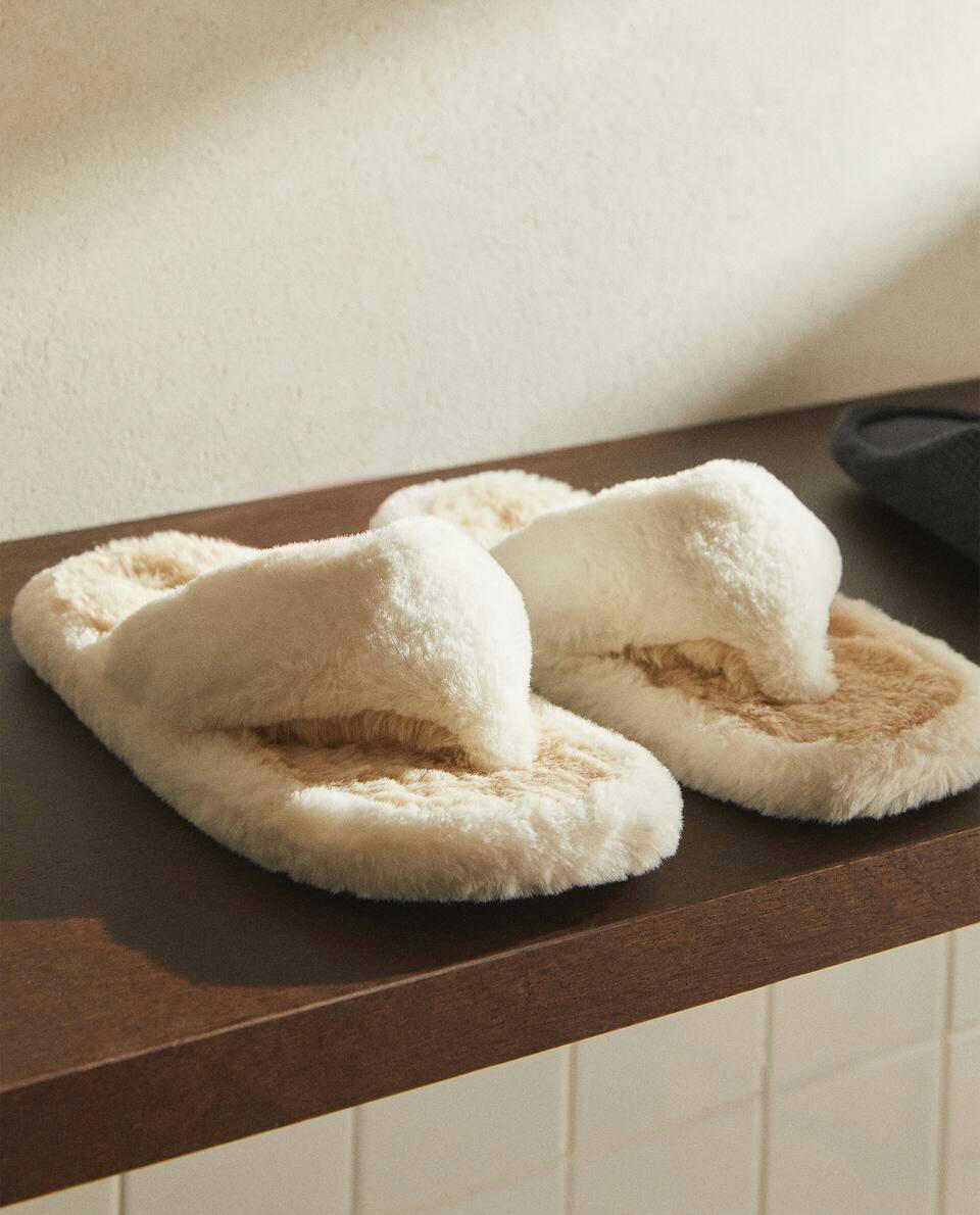 CHINELOS ABERTOS COM DETALHES EM PELE SINTÉTICA