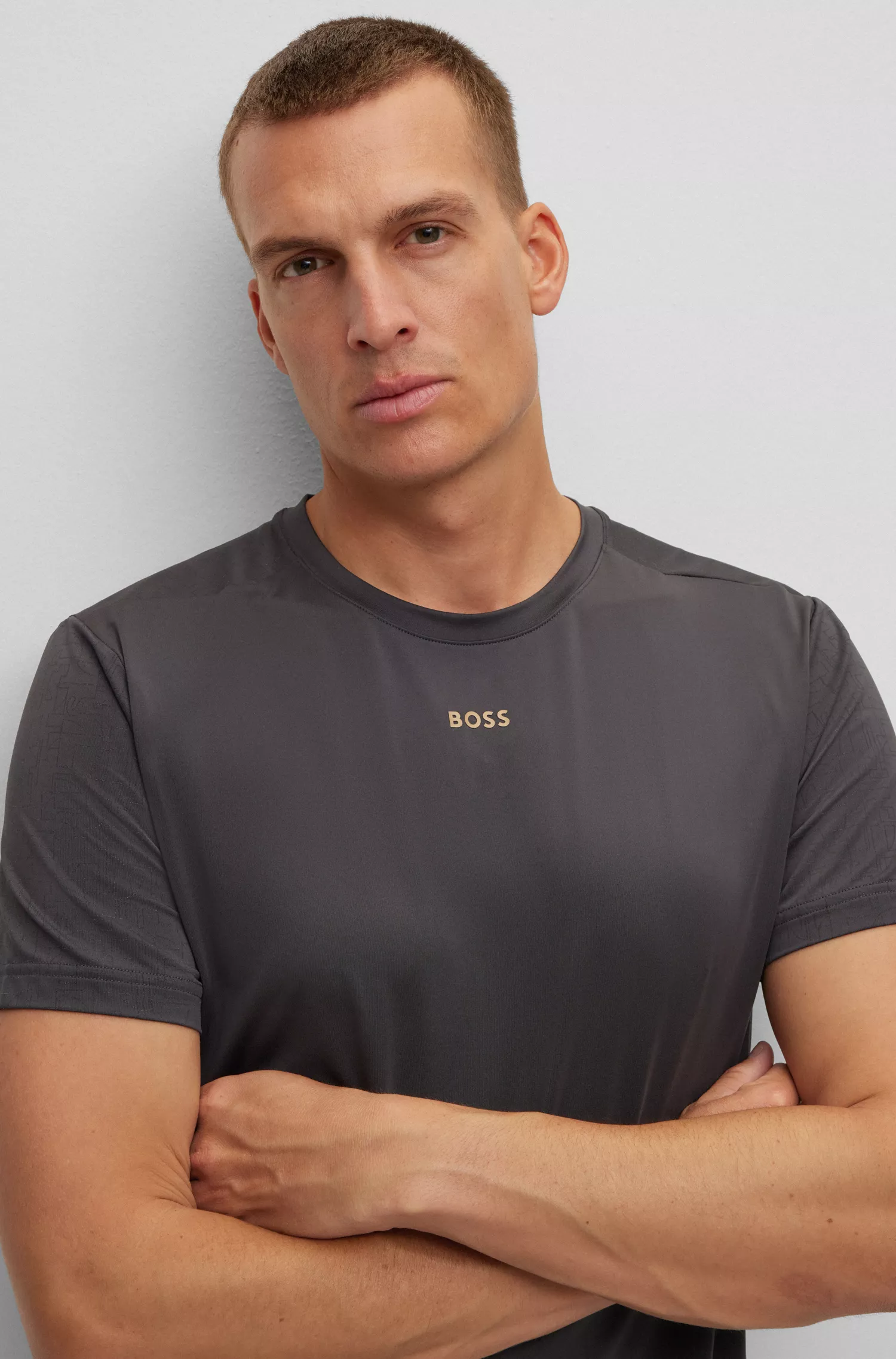 Camiseta BOSS verde, corte slim, com estampa refletora decorativa.