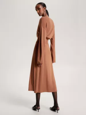 Vestido midi folgado com cintura marcada em jérsei
