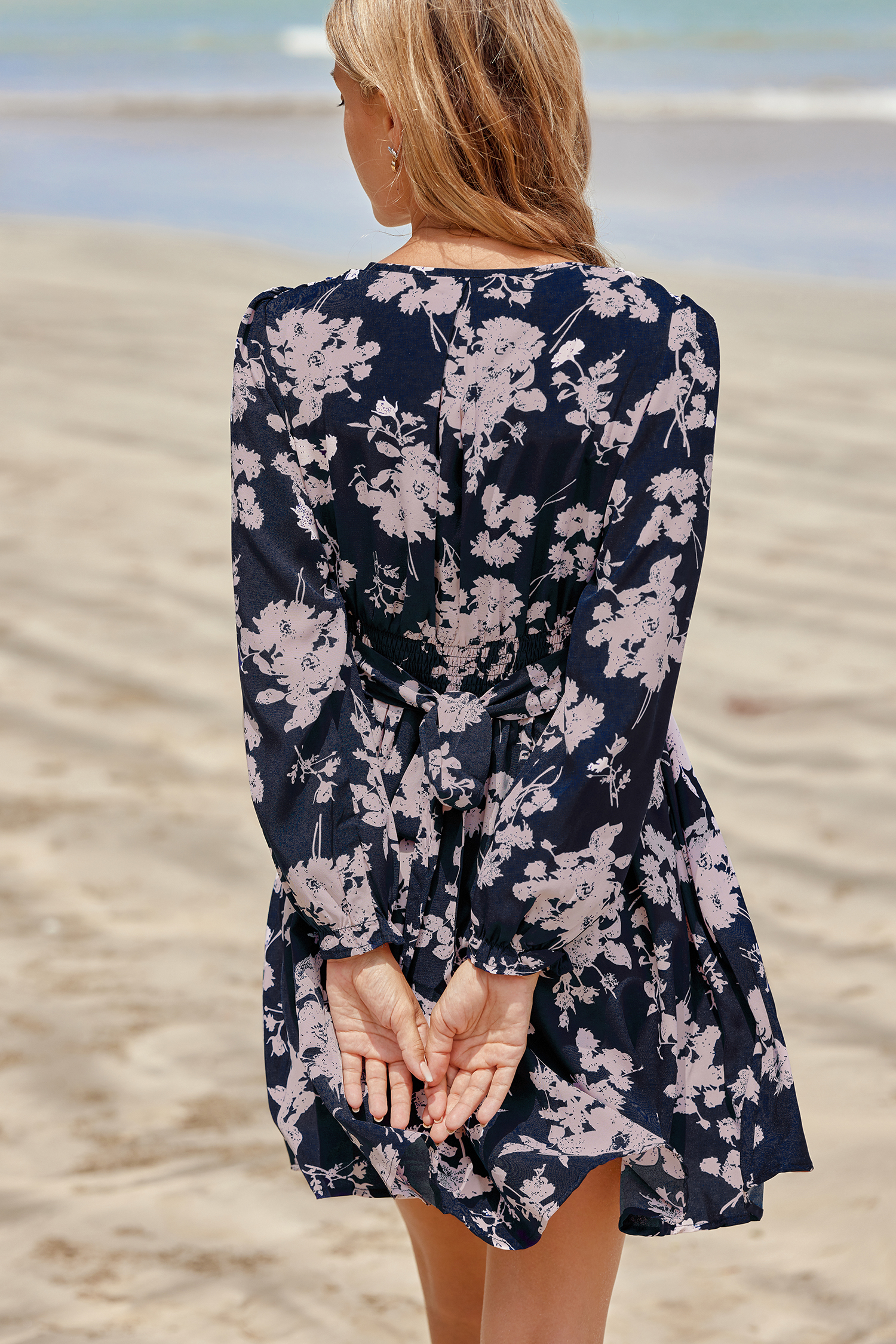 Robe mini avec col surplis bleu marine à fleurs roses