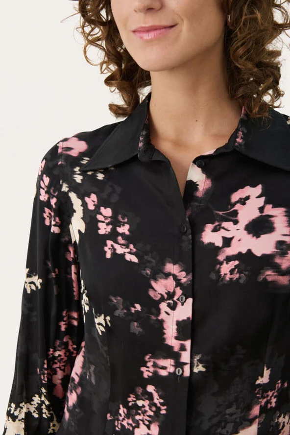 Part Two LendaPW SH Black blurred flower