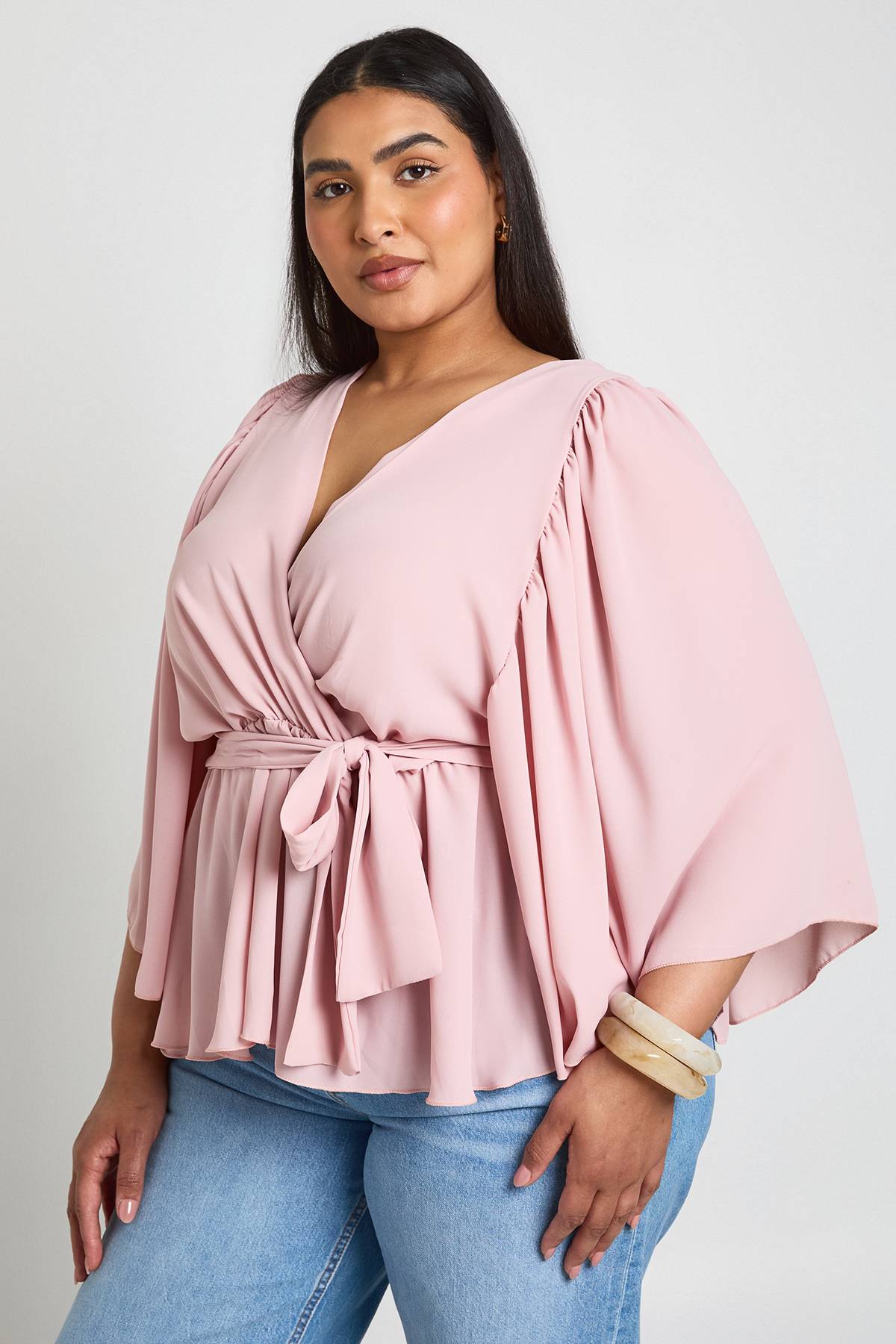 boohoo Chemisier Grande Taille À Manches Papillon Avec Taille Portefeuille Et Basque