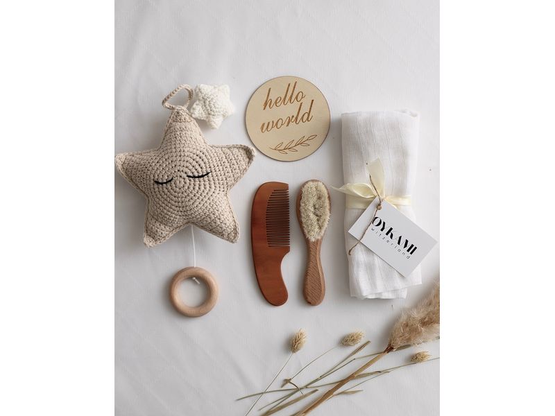 Oykami Geschenkset Chelsea Baby-Geschenkbox in neutralen Farben mit Sternen-Musikuhr