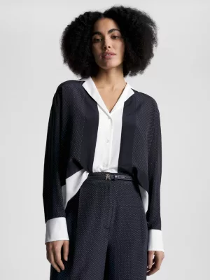 Camisa de seda com estampa de bolinhas e modelagem relaxada