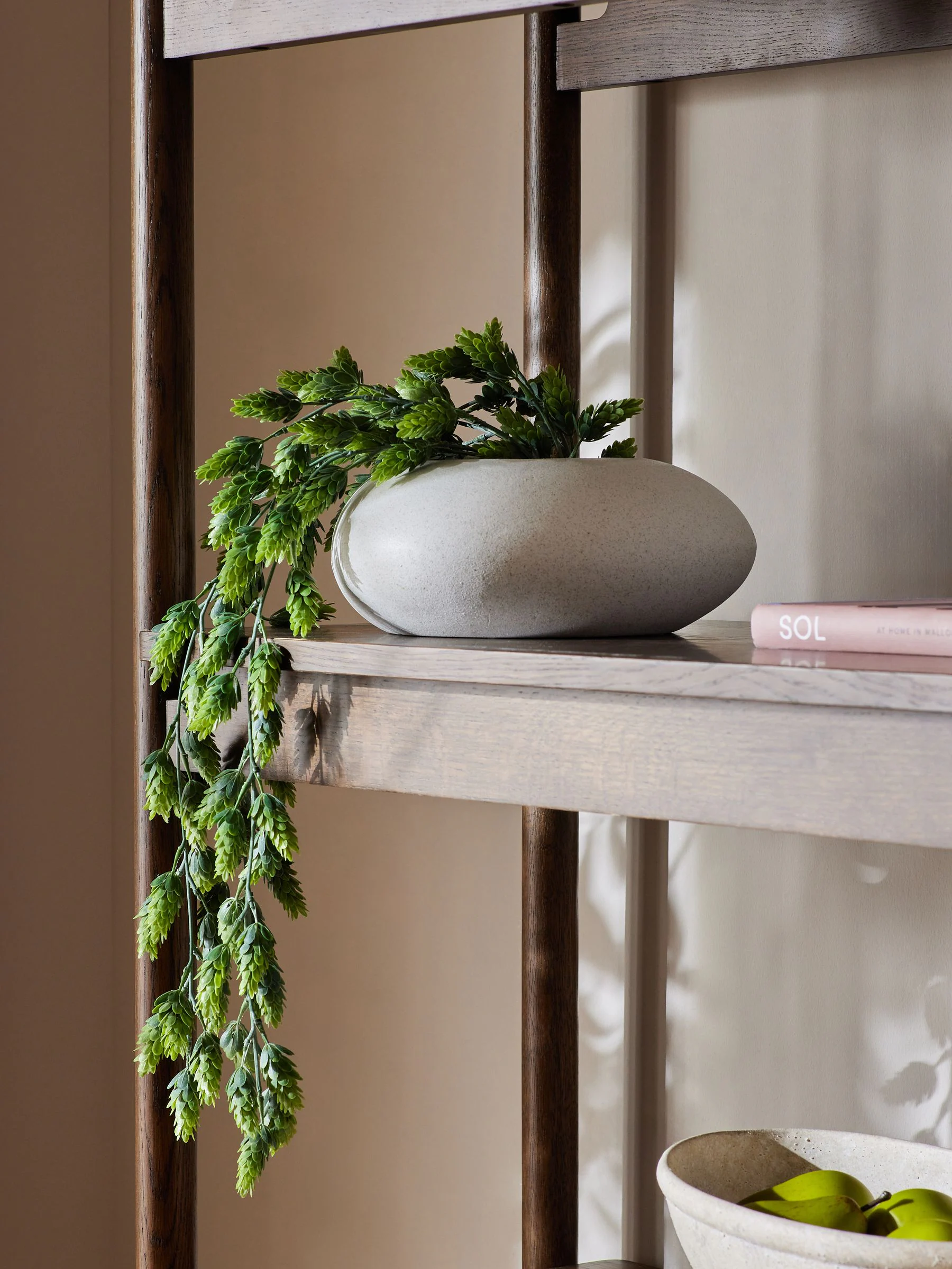 Kunstmatige hangende hop in witte keramische pot