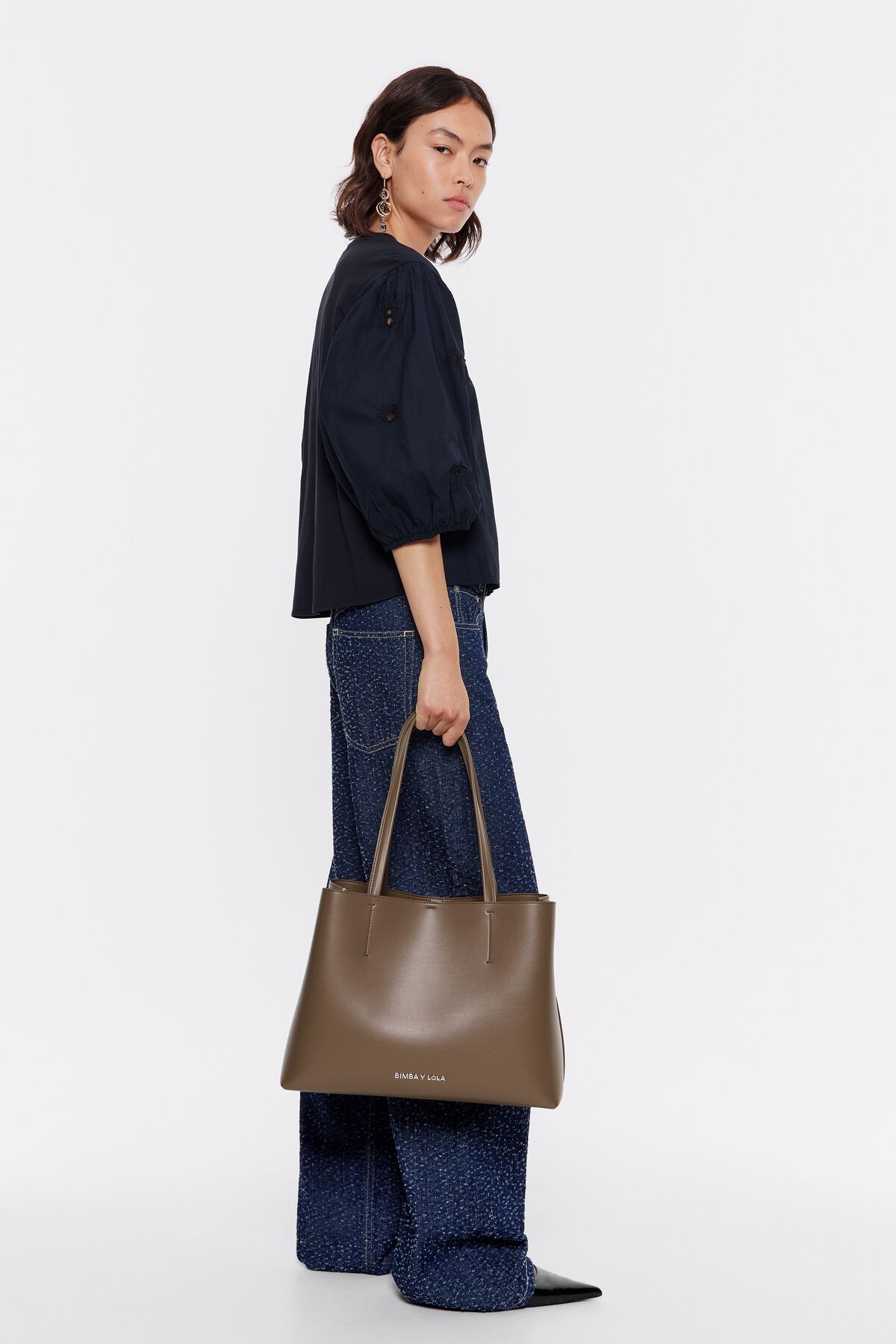 Bolsa grande estilo Chihuahua em couro taupe escuro.