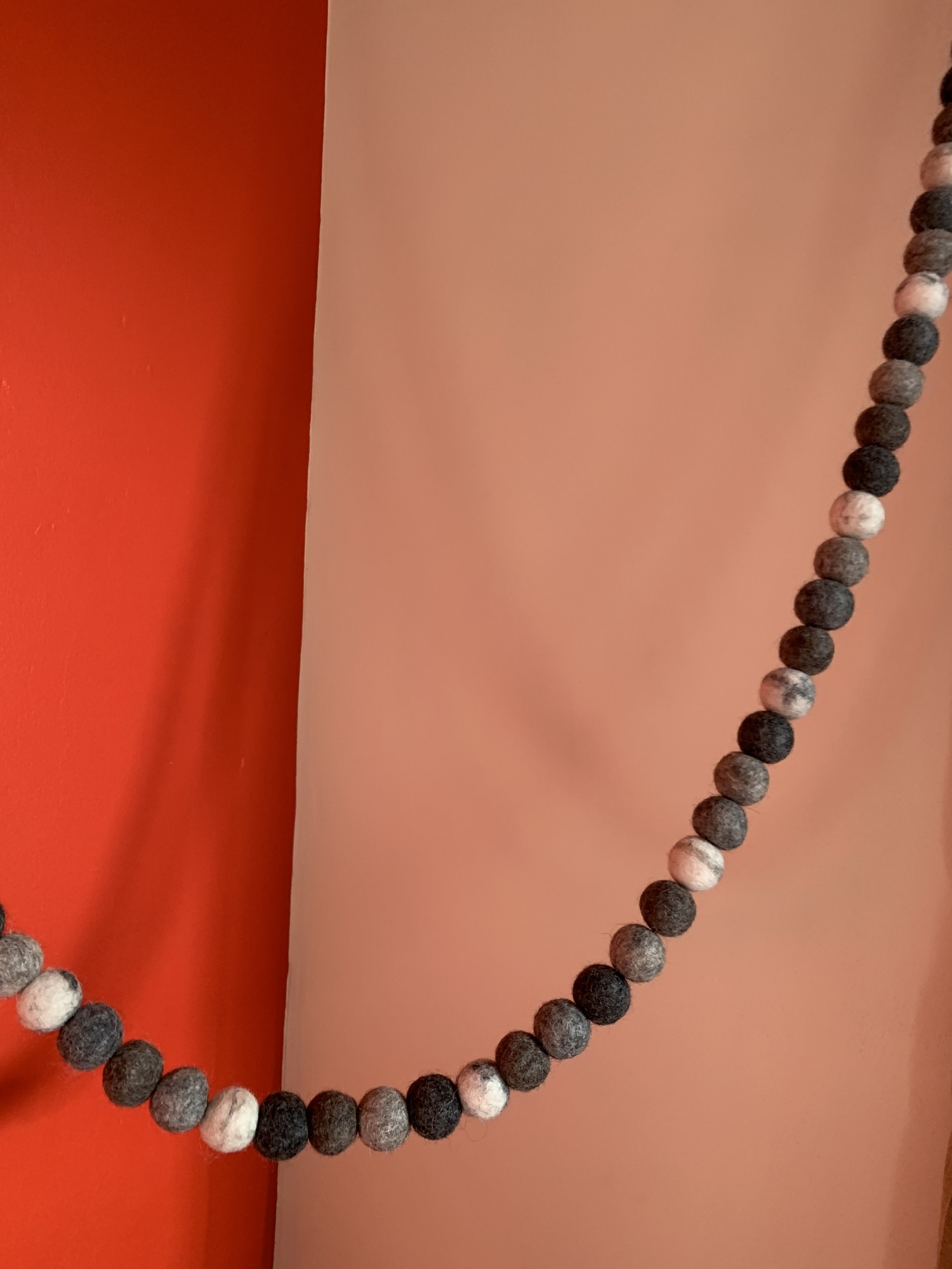 Girlande aus Wollfilzkugeln, Grautöne, L ca 200 cm günstig bestellen