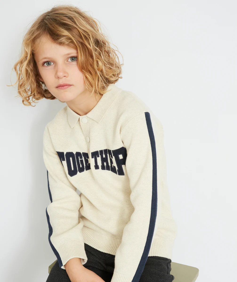POLO GARÇON EN COTON ÉCRU AVEC BANDE BLEU MARINE ET MESSAGE