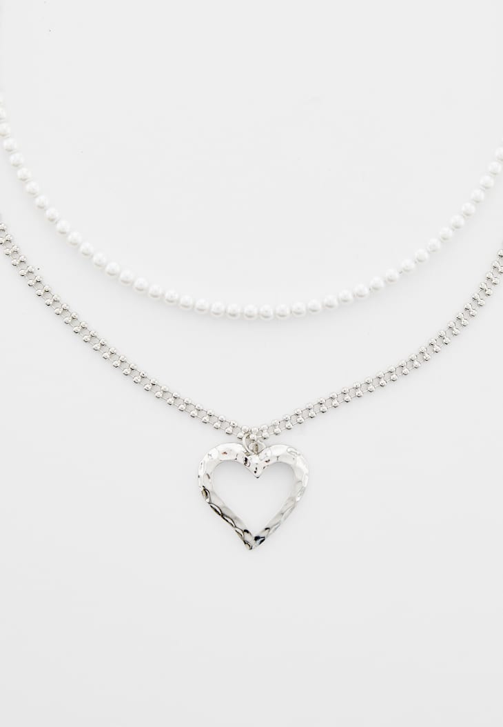 Conjunto de 2 colares com pingente de coração e pérolas.
