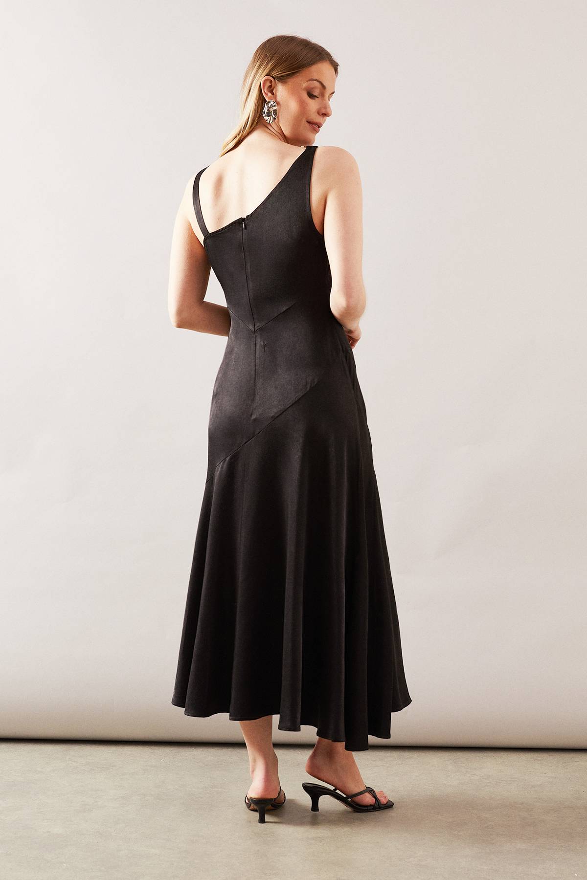 Wallis Robe Mi-Longue Asymétrique en Satin