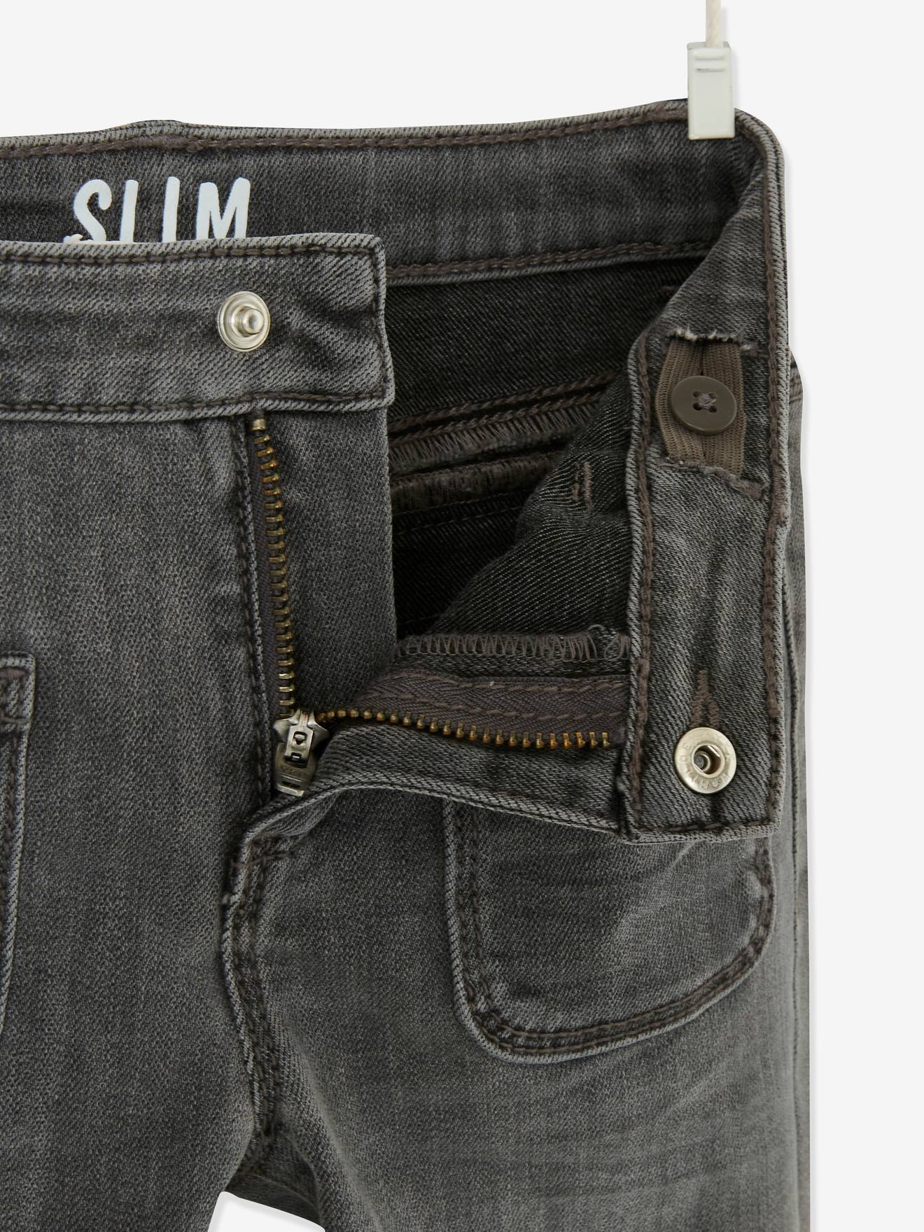 Calça jeans indestrutível e um cinto estiloso, para uma garota que curte maconha.