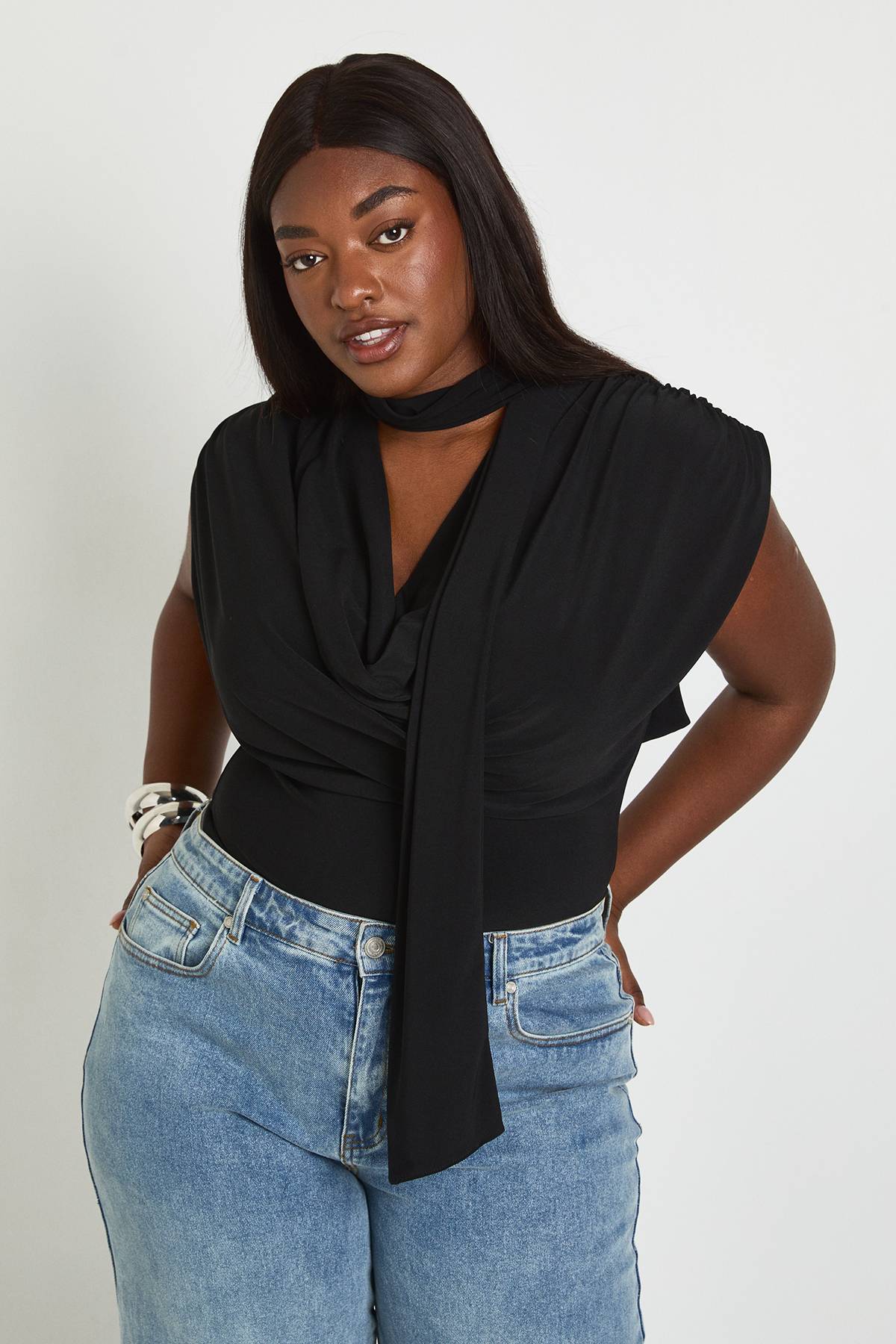 boohoo Body Grande Taille Double Épaisseur Tissu Slinky Détail Foulard Et Épaules Froncées