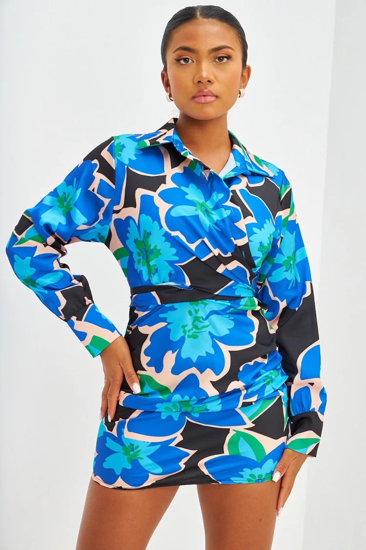 Robe courte satinée à grosses fleurs bleues