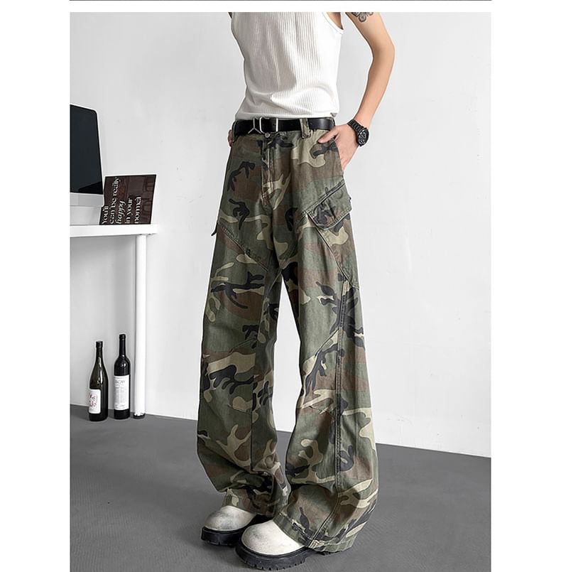 Plummie - Cargobroek met hoge taille en wijde pijpen en camouflageprint