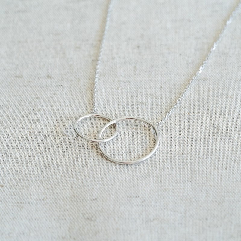 Collier Fin Argent Tendance 2 Anneaux Entrelacés Cercles