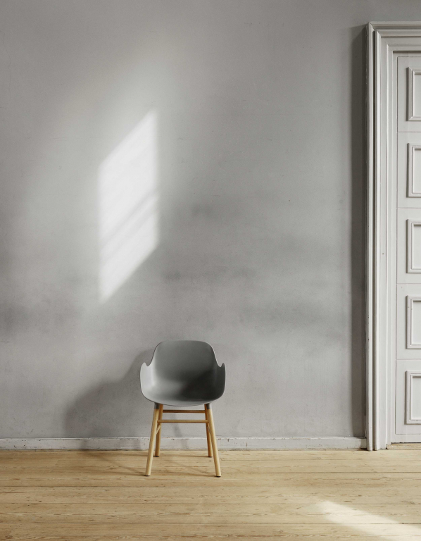 Normann Copenhagen Form Armchair stoel met eiken onderstel blauw