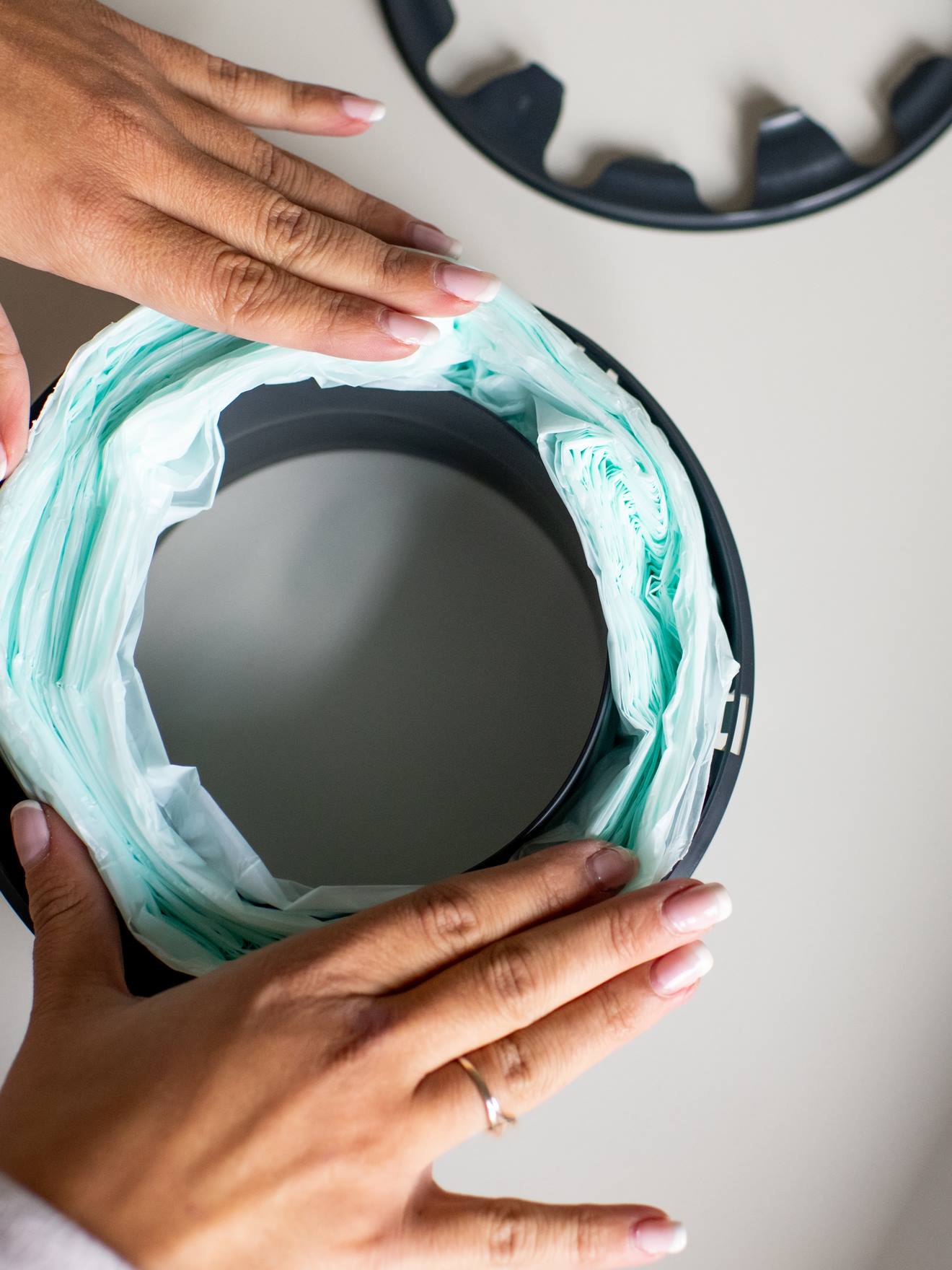 Pacote com 6 refis para os cestos de fraldas Tec e Twist & Click da TOMMEE TIPPEE Sangenic, cor cinza médio liso.