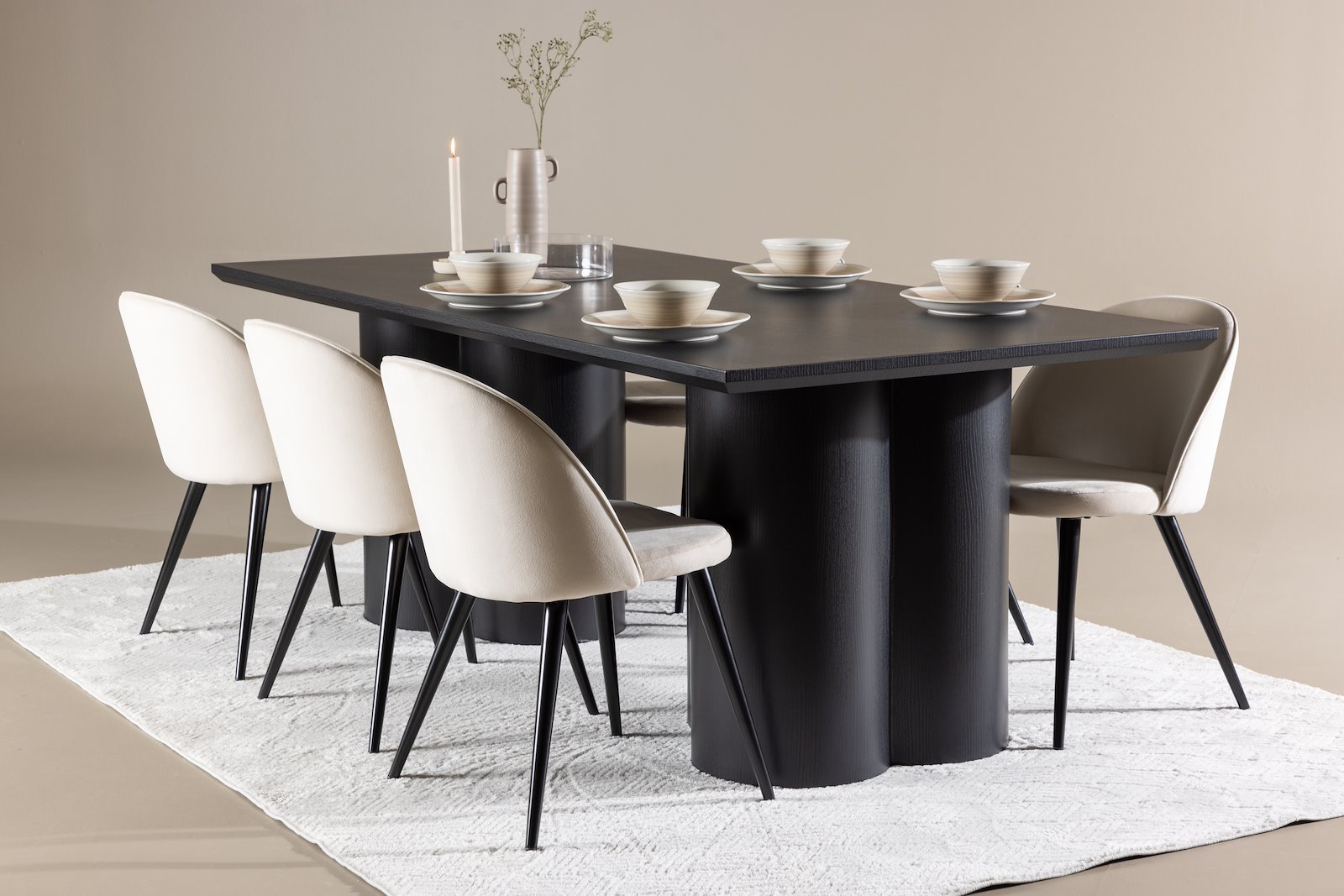 Olivia og Velvet Spisegruppe Olivia spisebord i mocca med 6 stk. Velvet spisestoler i Beige spisestoler i sorte ben.