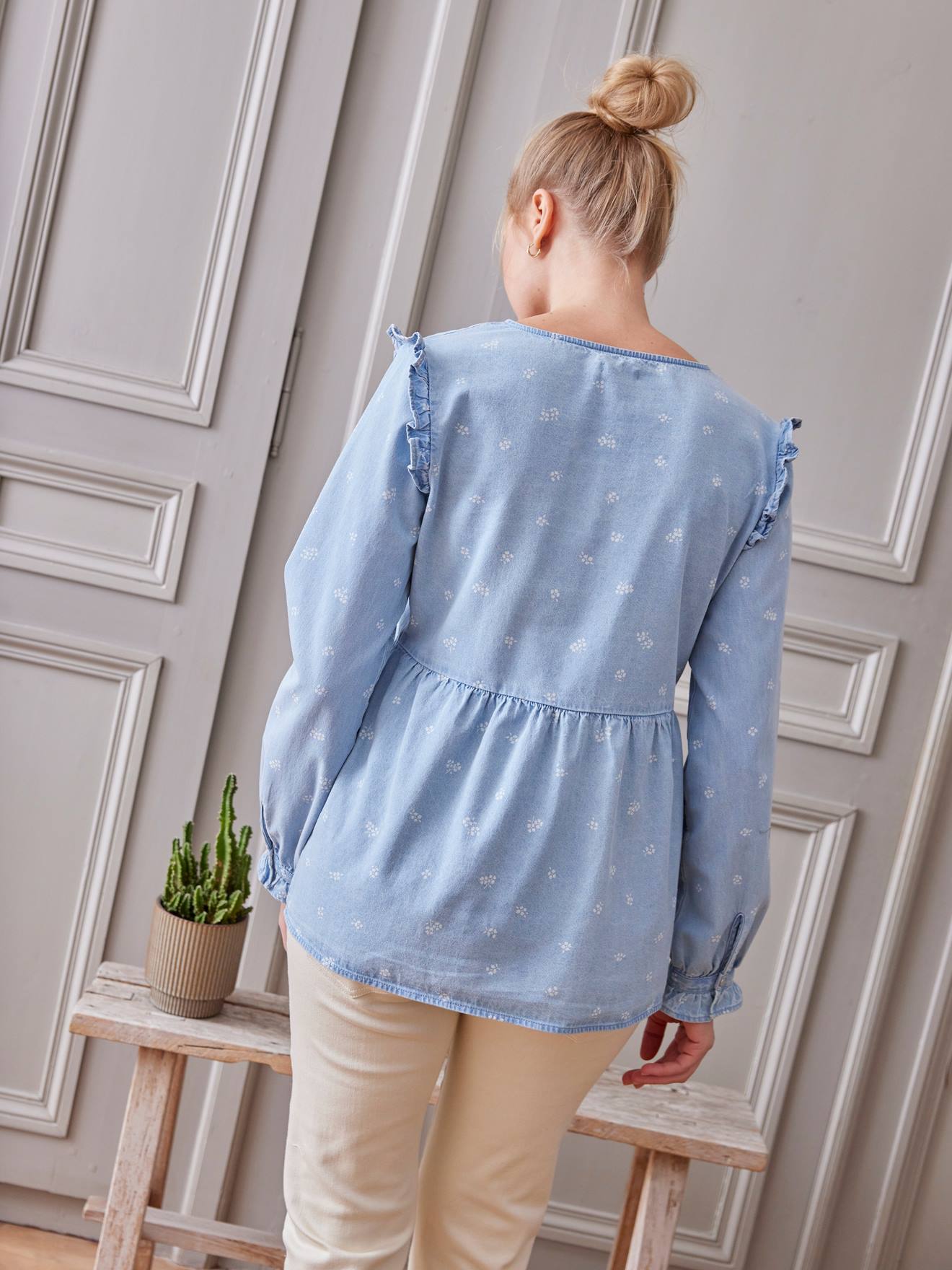 Blusa com efeito jeans e estampa floral, ideal para gestantes e lactantes, com detalhe em pedraria dupla.