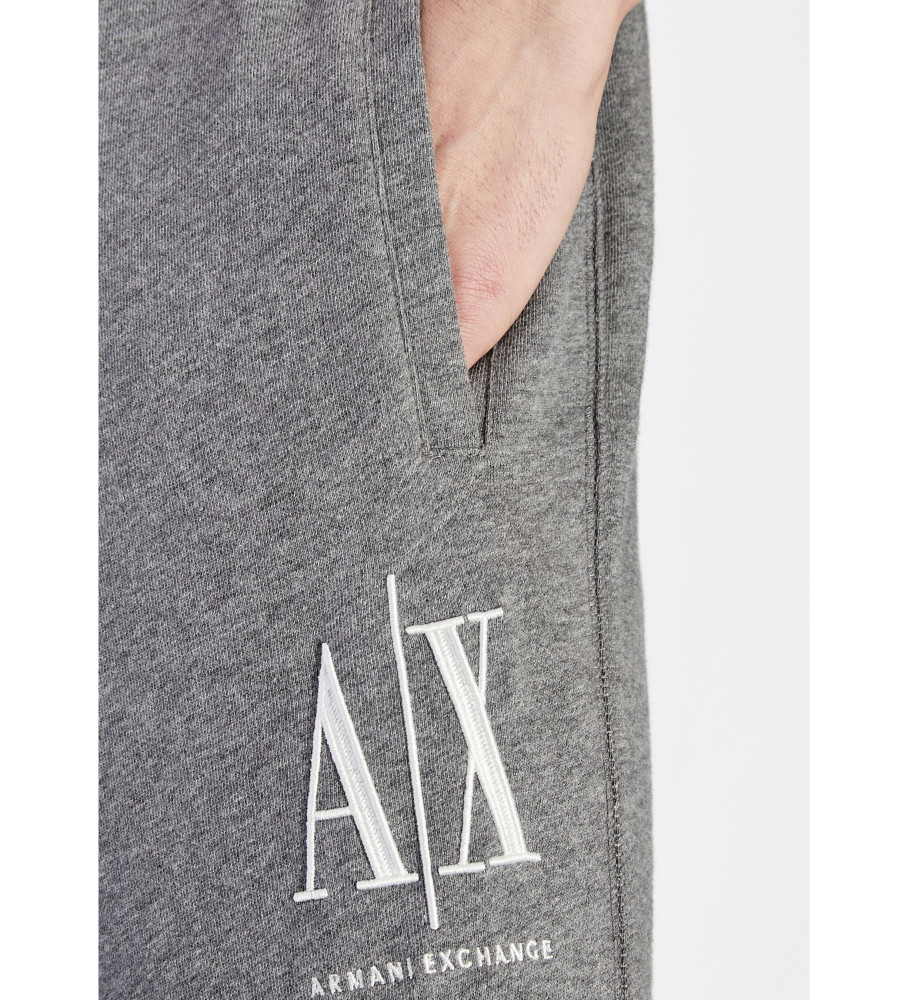 Calças chino Armani Exchange em gabardine cinza.