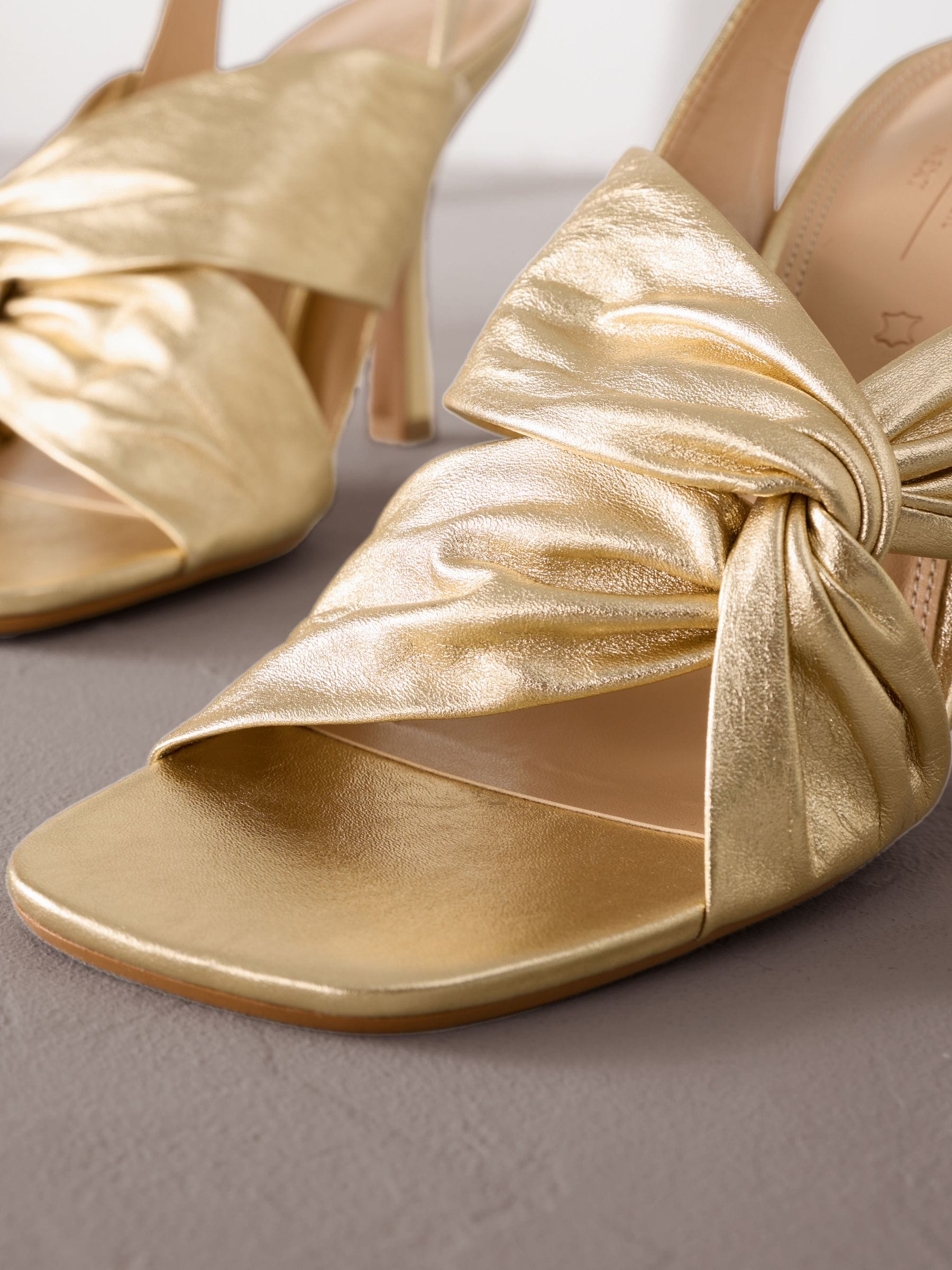 Goud - Signature Premium Leather Twist Heeled Sandals