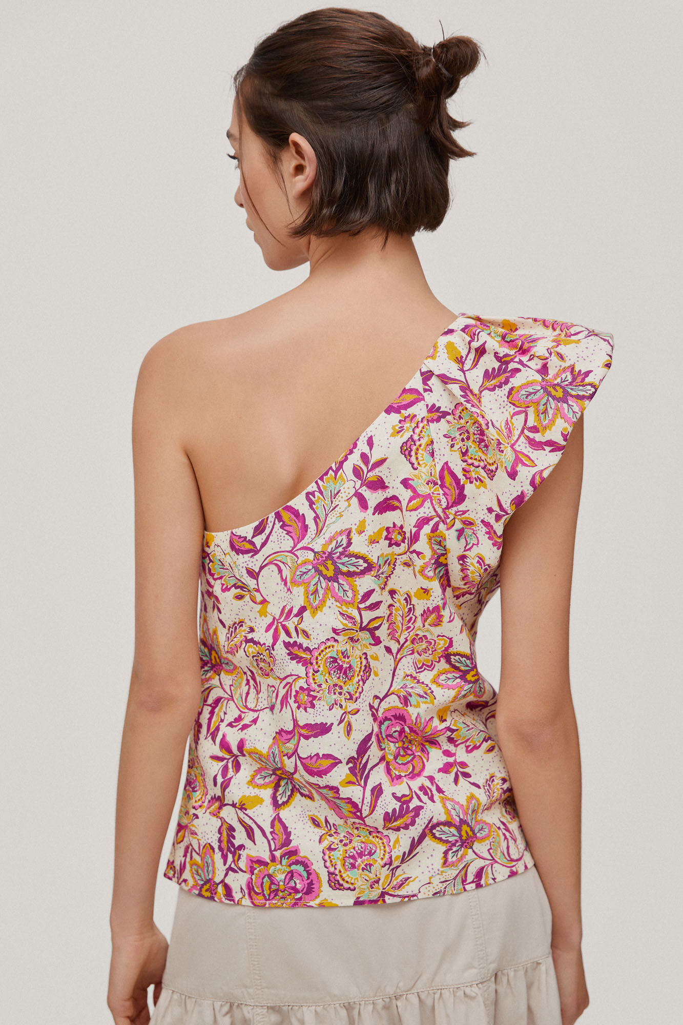 Blusa com estampa assimétrica e ombros bufantes - Diversas opções
