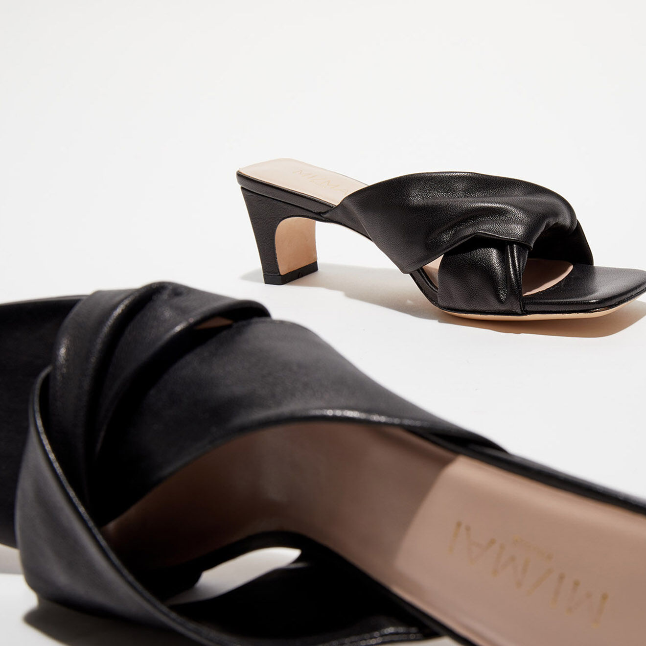 Mi/Mai Mules en Cuir Fidji croisées noires - Talon 5.5 cm