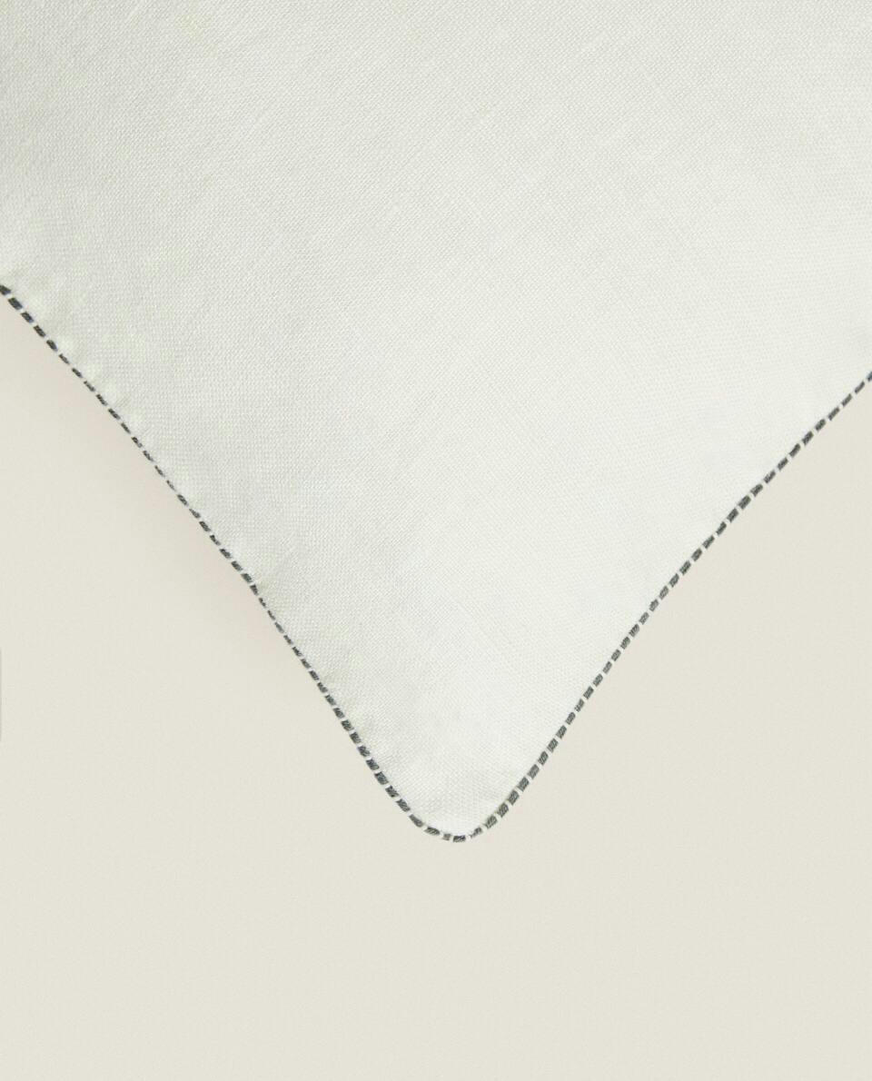 CAPA DE ALMOFADA COM COSTURA DETALHADA