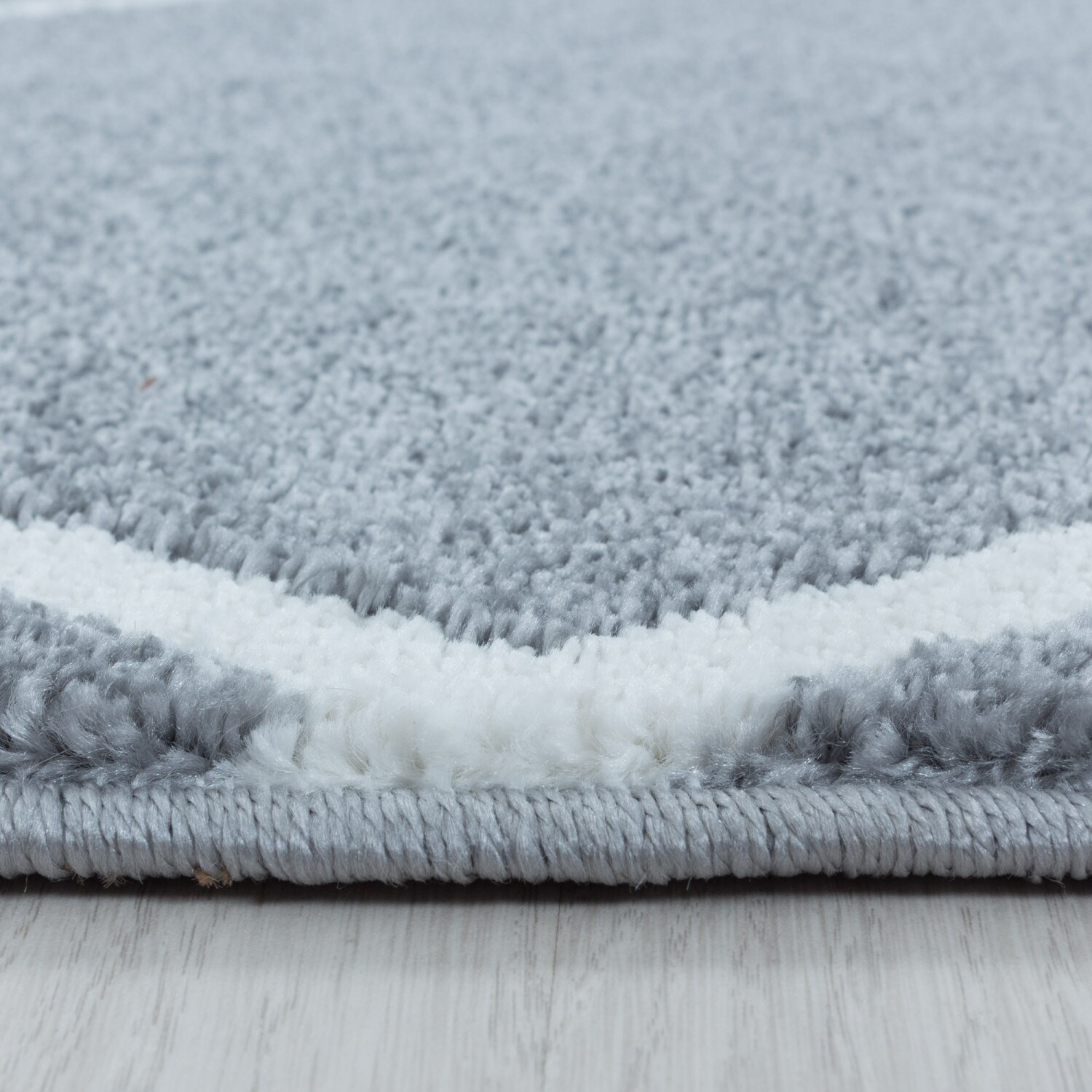 Stilvoller Designer Teppich: Moderner Kurzflor, Rautenmuster für das Wohnzimmer
