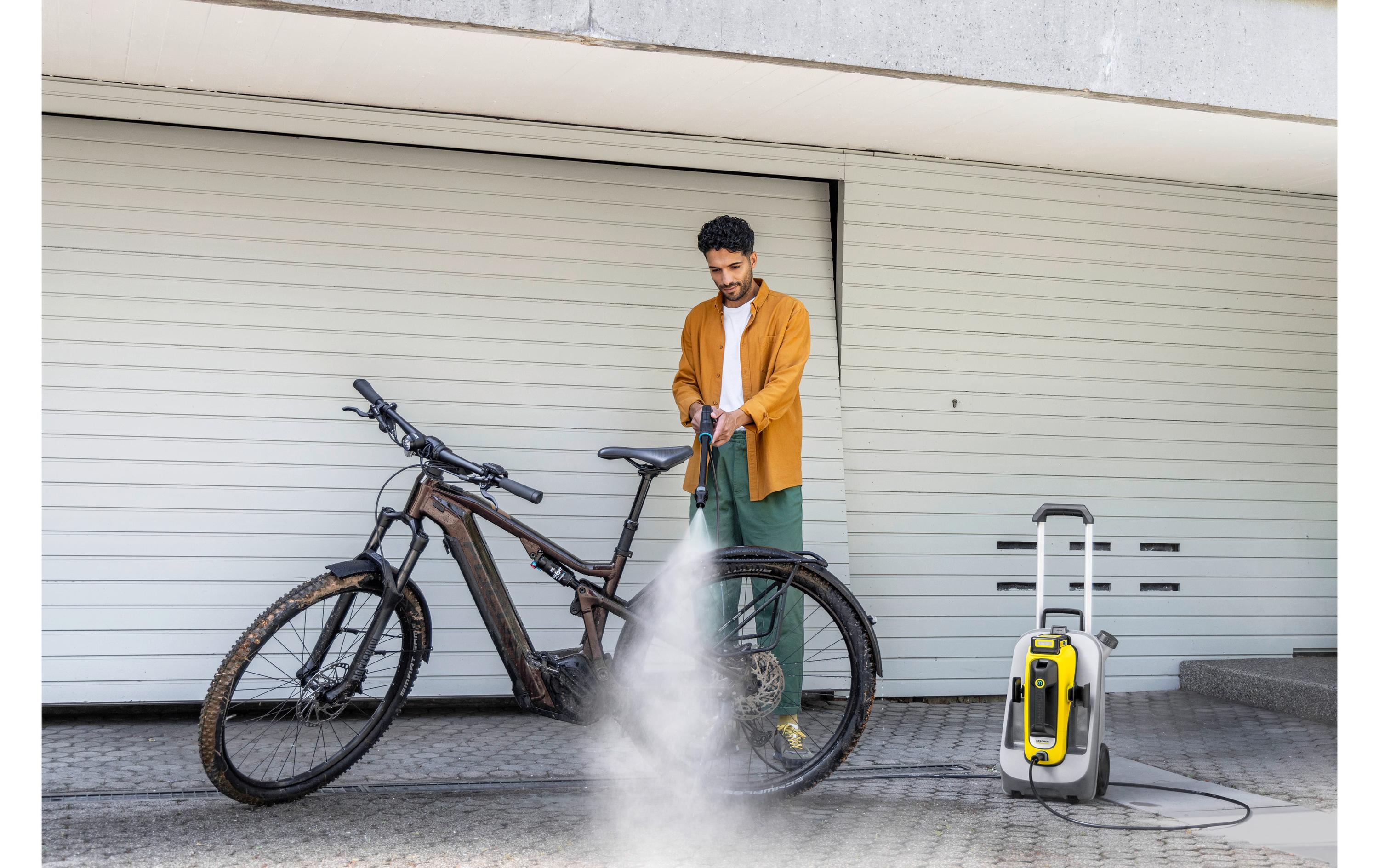 Mobile Outdoor Cleaner OC 6-18 Premium Solo<br>Akku-Mitteldruckreiniger, ideal für die schnelle Zwischenreinigung ohne Strom- oder Wasseranschluss