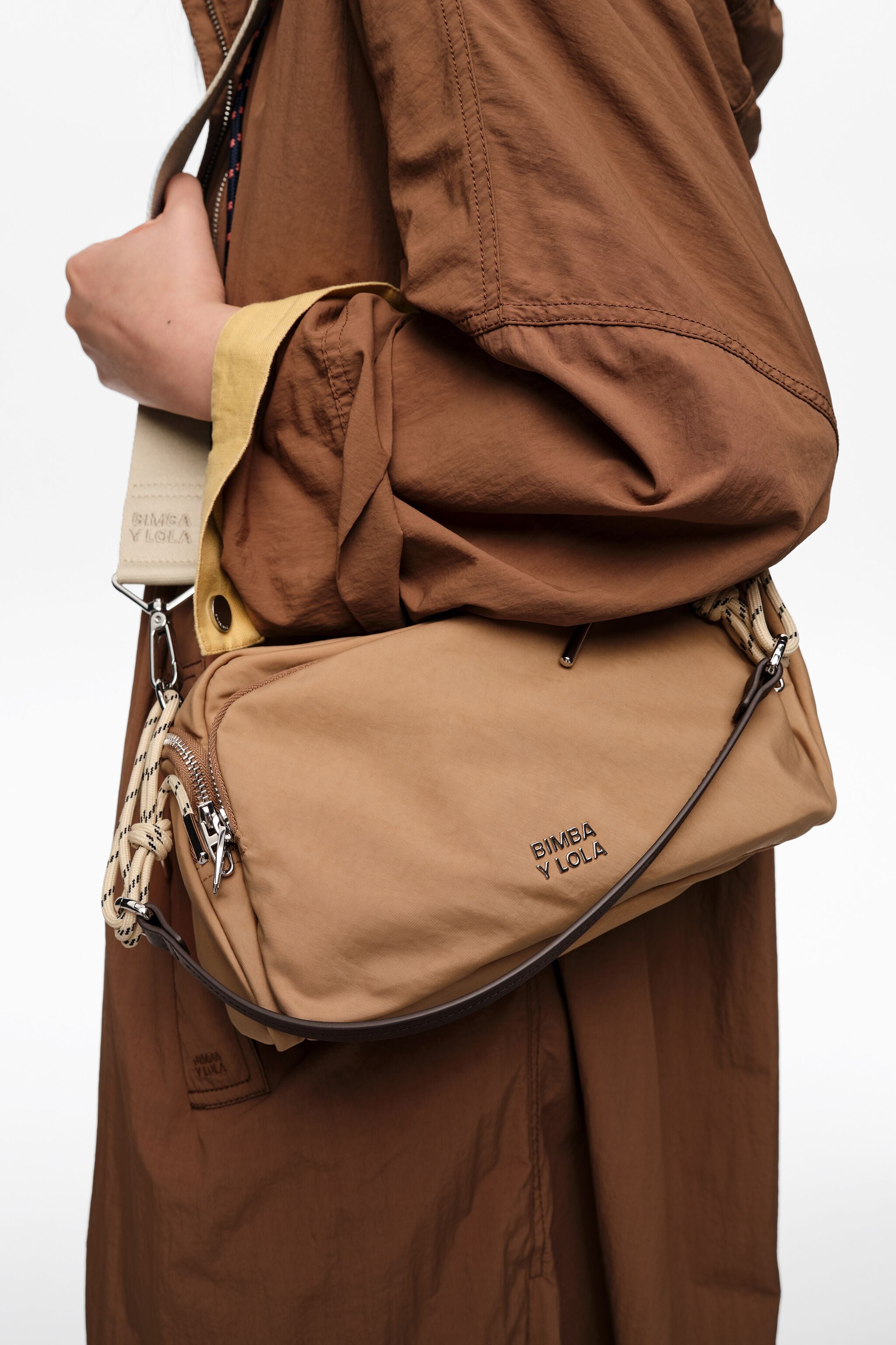 Bolsa transversal de bolso média na cor camelo