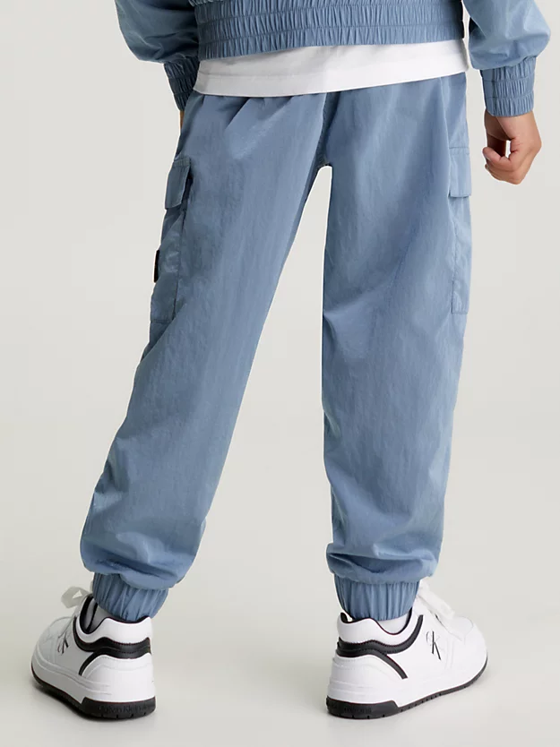 Calça cargo de moletom em náilon texturizado com modelagem relaxada.