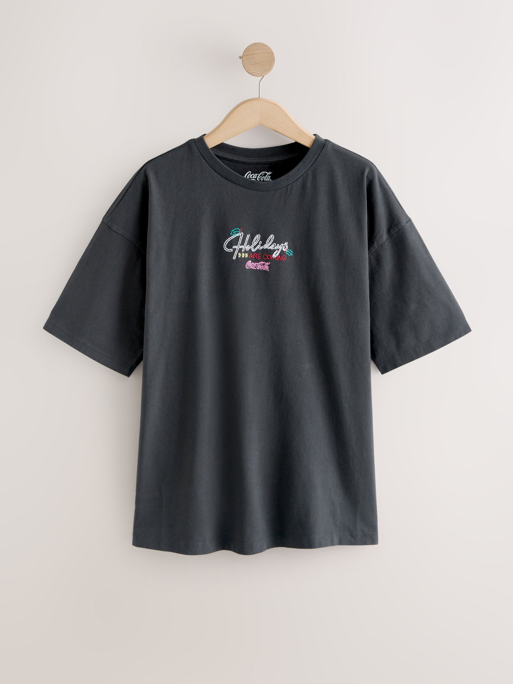 Zwart - Coca Cola® Kerstmis T-shirt met geborduurde graphic en Korte mouwen