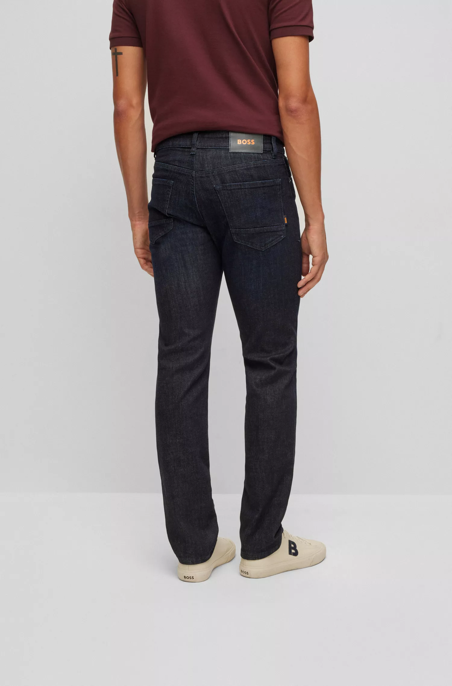 Calça jeans BOSS laranja, corte regular, em denim super elástico azul.