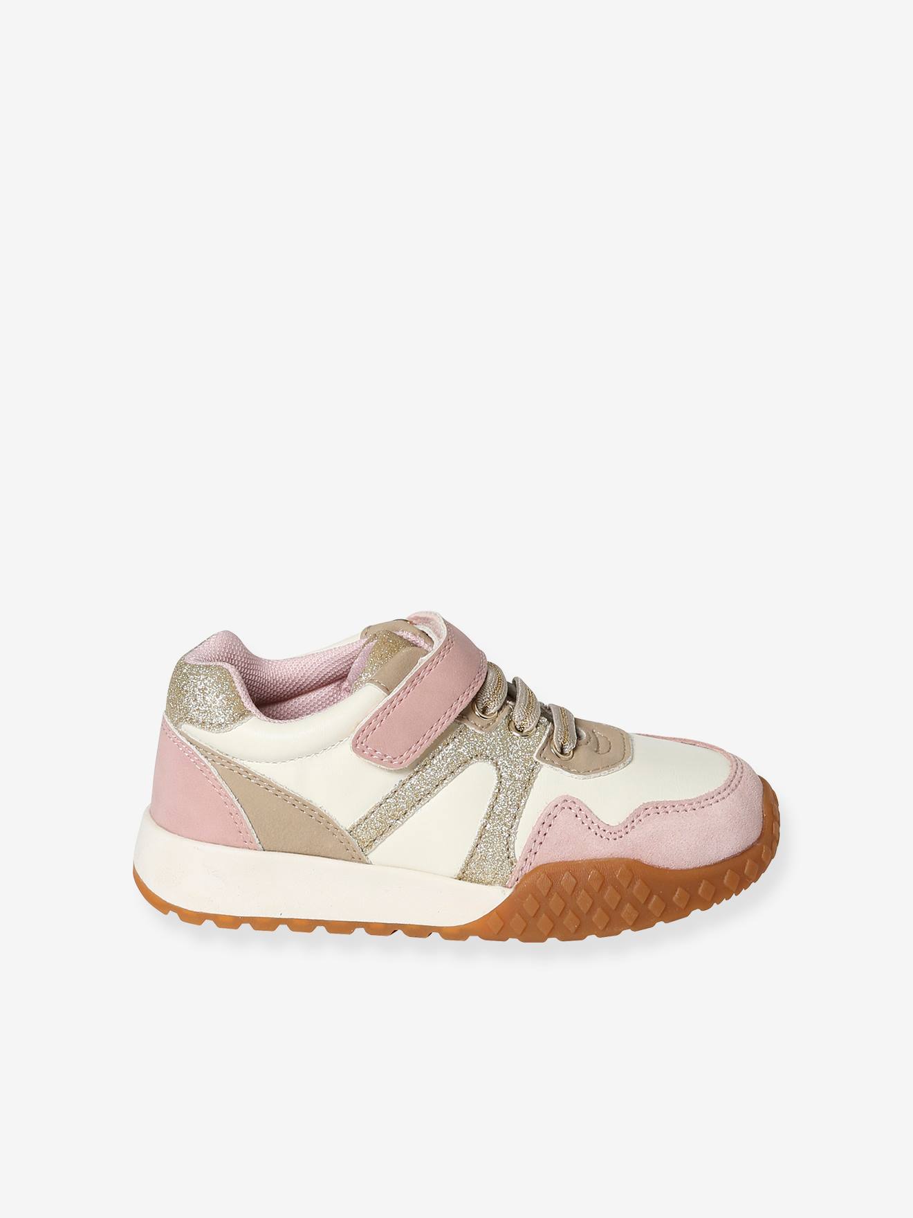 Tênis infantil com cadarço e fecho de velcro.