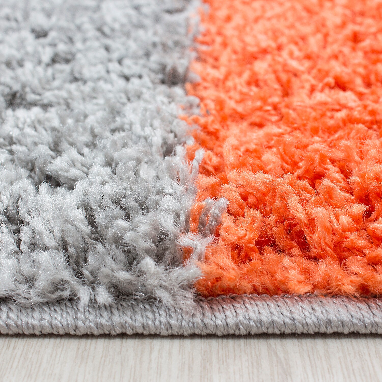 Stilvoller Hochflor-Teppich mit zeitgemäßem Karo-Muster, Shaggy-Teppich