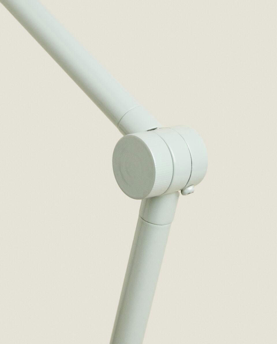 LUMINÁRIA DE MESA LAQUEADA COM BRAÇO ARTICULADO