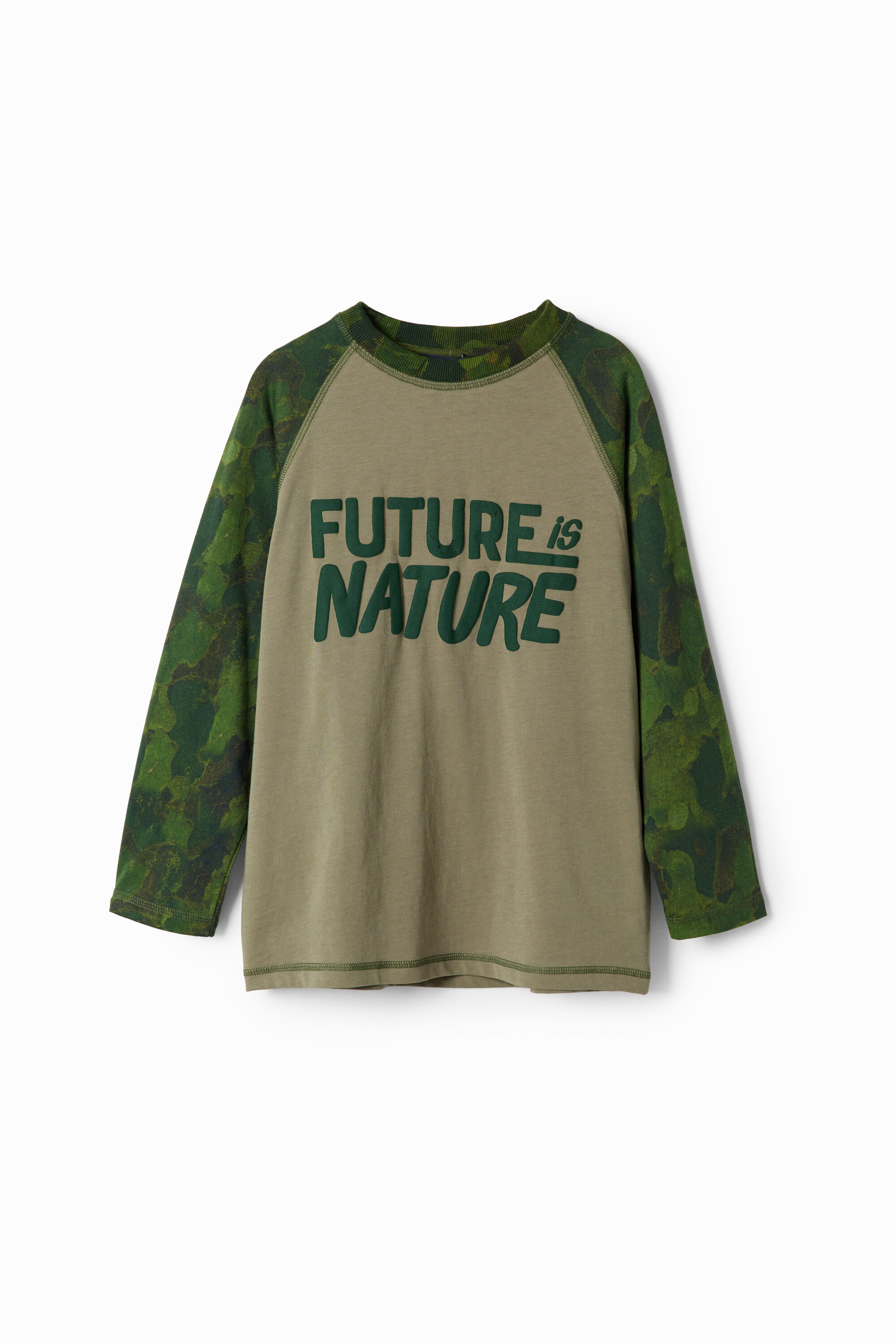 Camiseta com estampa camuflada e mensagem