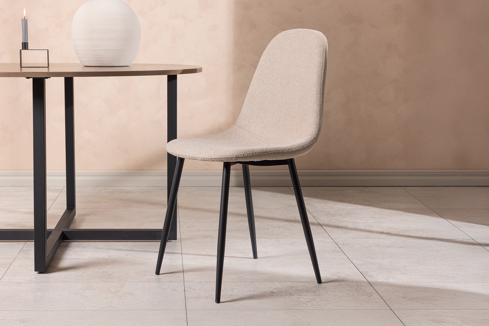 Polar Spisestol. Sett av 2 Sett av 2. Beige bouclé med sortlakkerte ben.