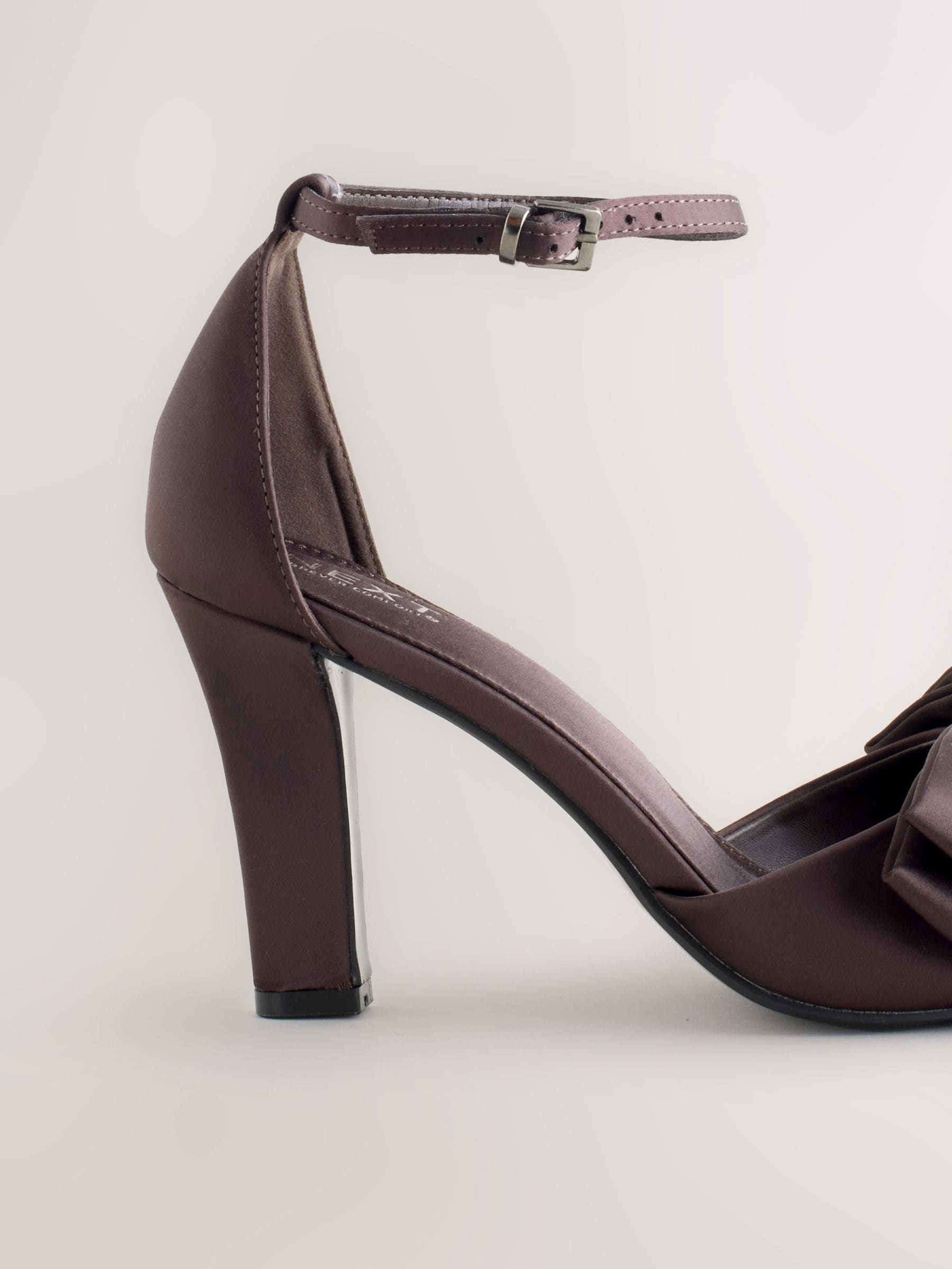Chocoladebruin - Forever Comfort® Satin Bow Block Heeled Sandals