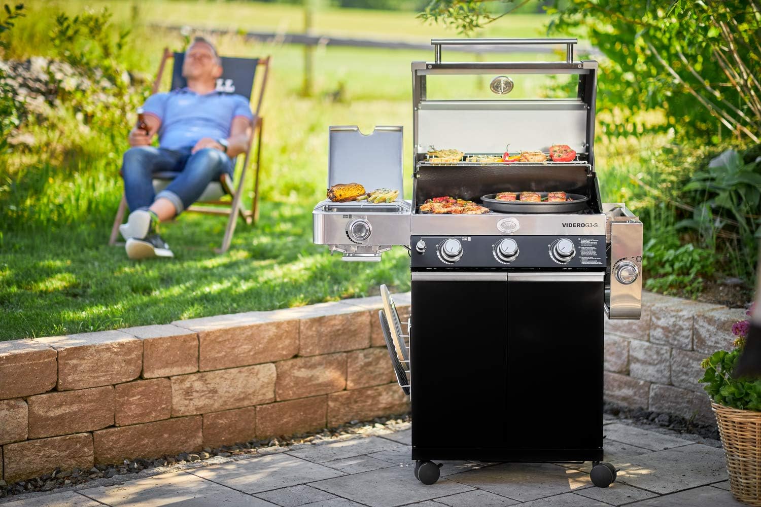 RÖSLE Gasgrill BBQ-Station VIDERO G3-S Schwarz, Grill mit 3 Edelstahlbrennern, extra Primezone und Seitenbrenner, klappbare Seitentische, VARIO+, pulverbeschichteter Stahl