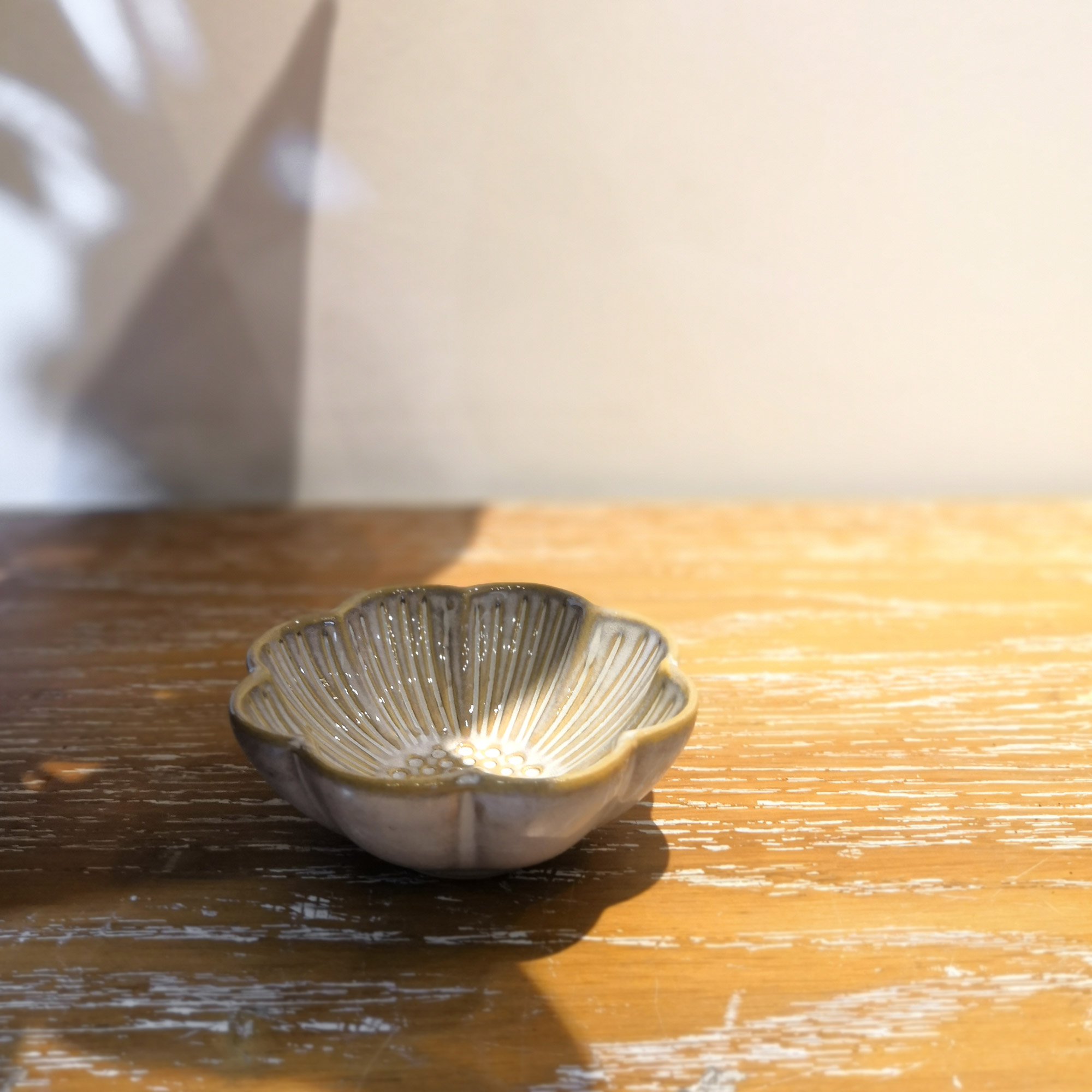 Keramikschale 'Blume', altweiß, beige, Ø 9 cm, H 3,5 cm zu 5,50