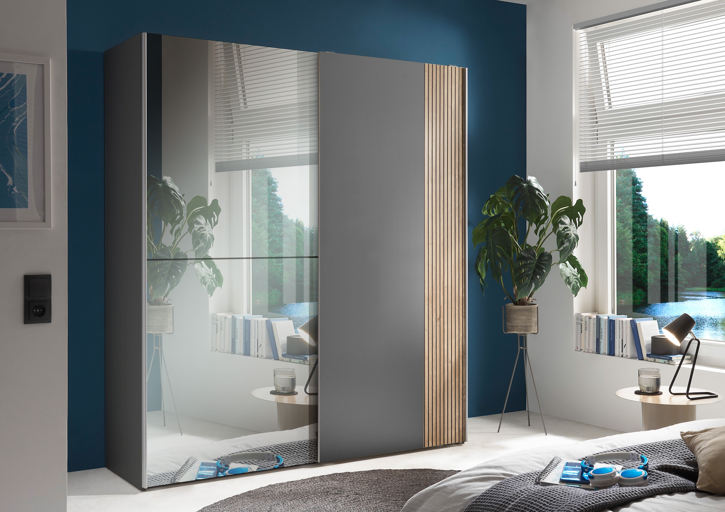 Schlafkontor Schwebetürenschrank »Berno Kleiderschrank mit Schiebetüren und Spiegelfront« Rillenoptik & Graphitabsetzung