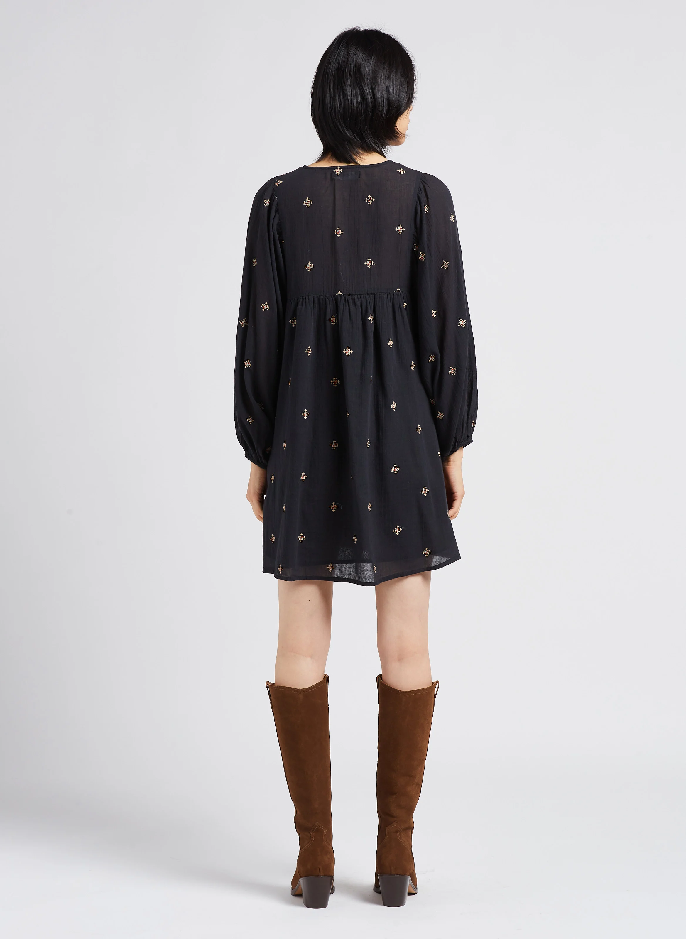 COLETTE - Robe courte col V à motifs brodés en coton | Noir