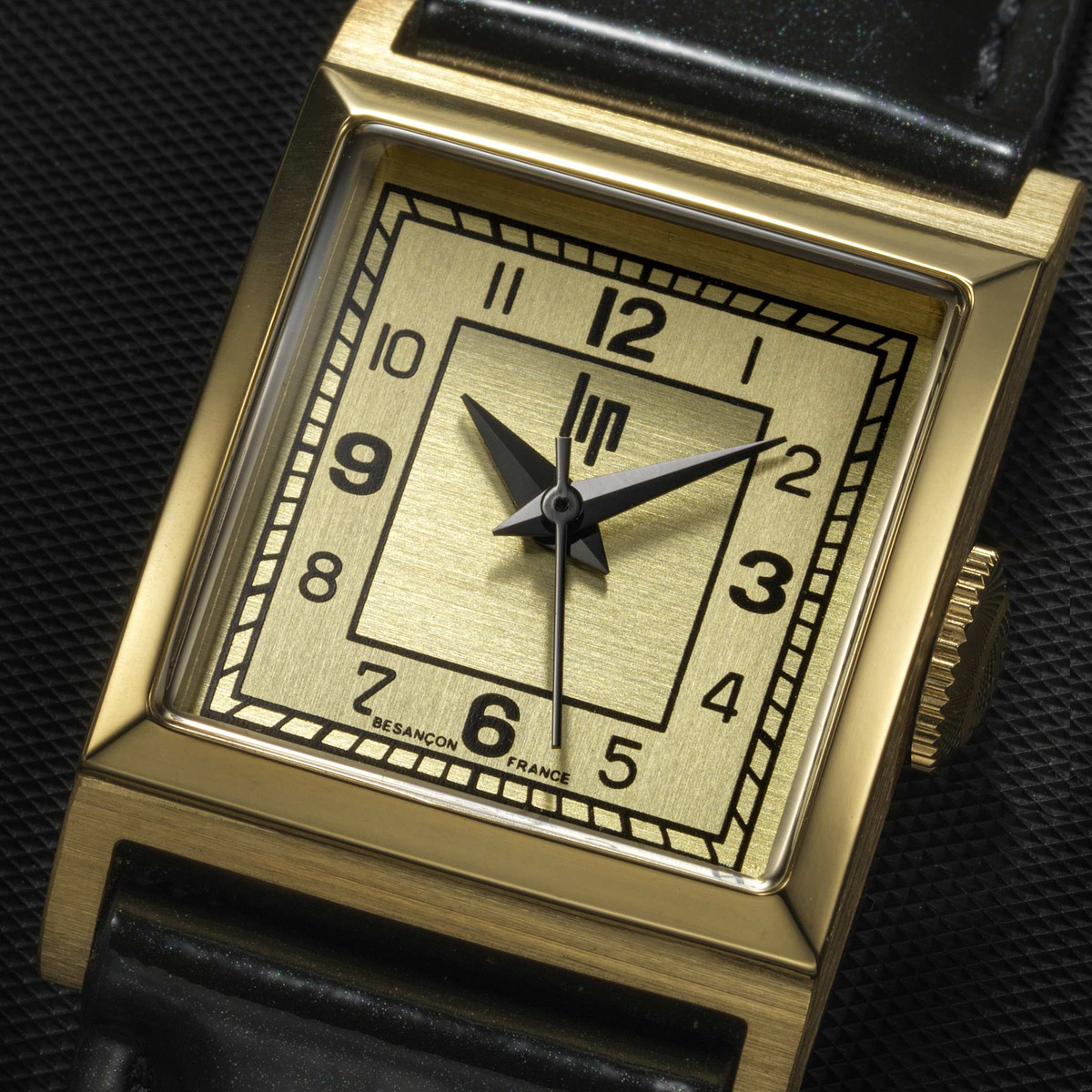 Montre LIP Churchill femme acier doré bracelet cuir noir