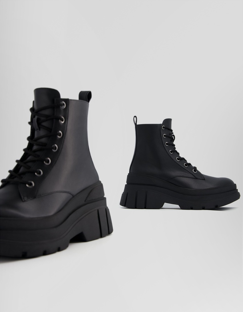 Botas de cano curto com cadarço e sola tamanho XL.