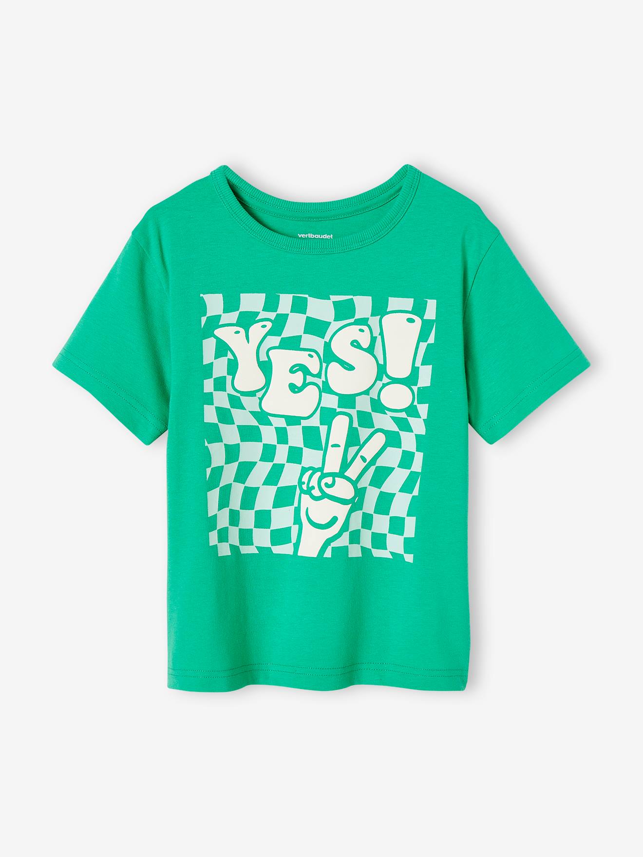 Camiseta verde infantil com estampa gigante e detalhes em relevo.