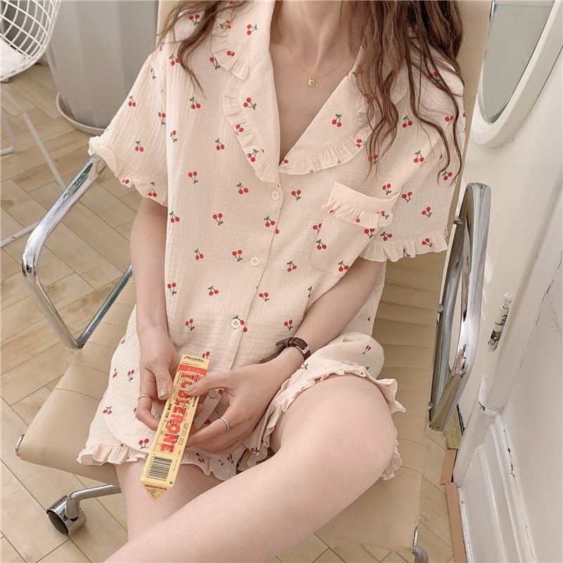 Gecko - Pyjamaset: Shirt met korte mouwen en kersenprint + korte broek