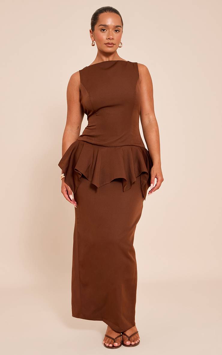 Chocolat Robe Maxi À Encolure Bateau Et Ourlet Asymétrique Ajustée