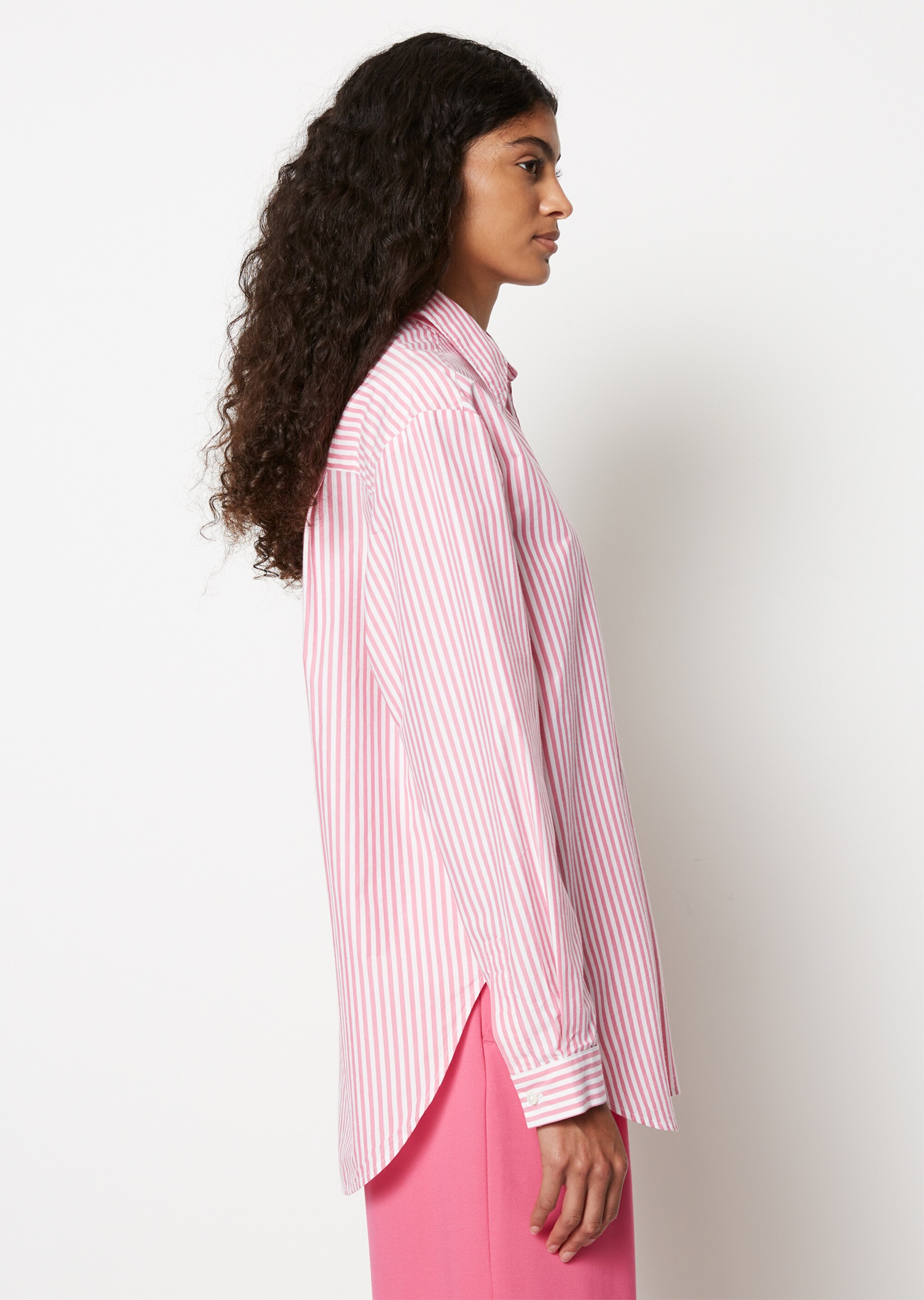 Streifen-Bluseim Boyfriend-Stil